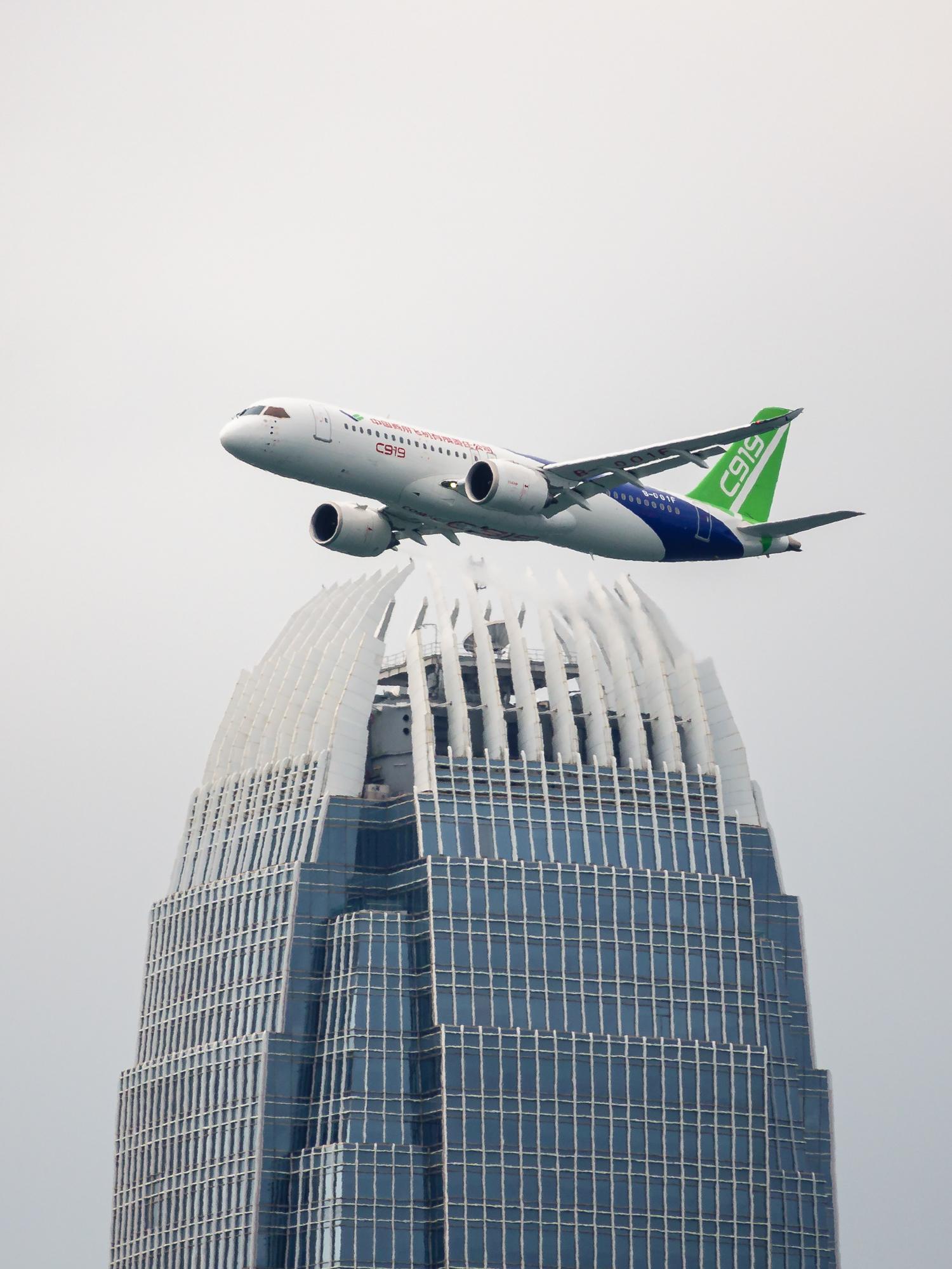 由运输及物流局和香港机场管理局合办的「C919飞机香港飞行演示」摄影比赛的结果今日（一月二十六日）公布。图示摄影比赛亚军作品。