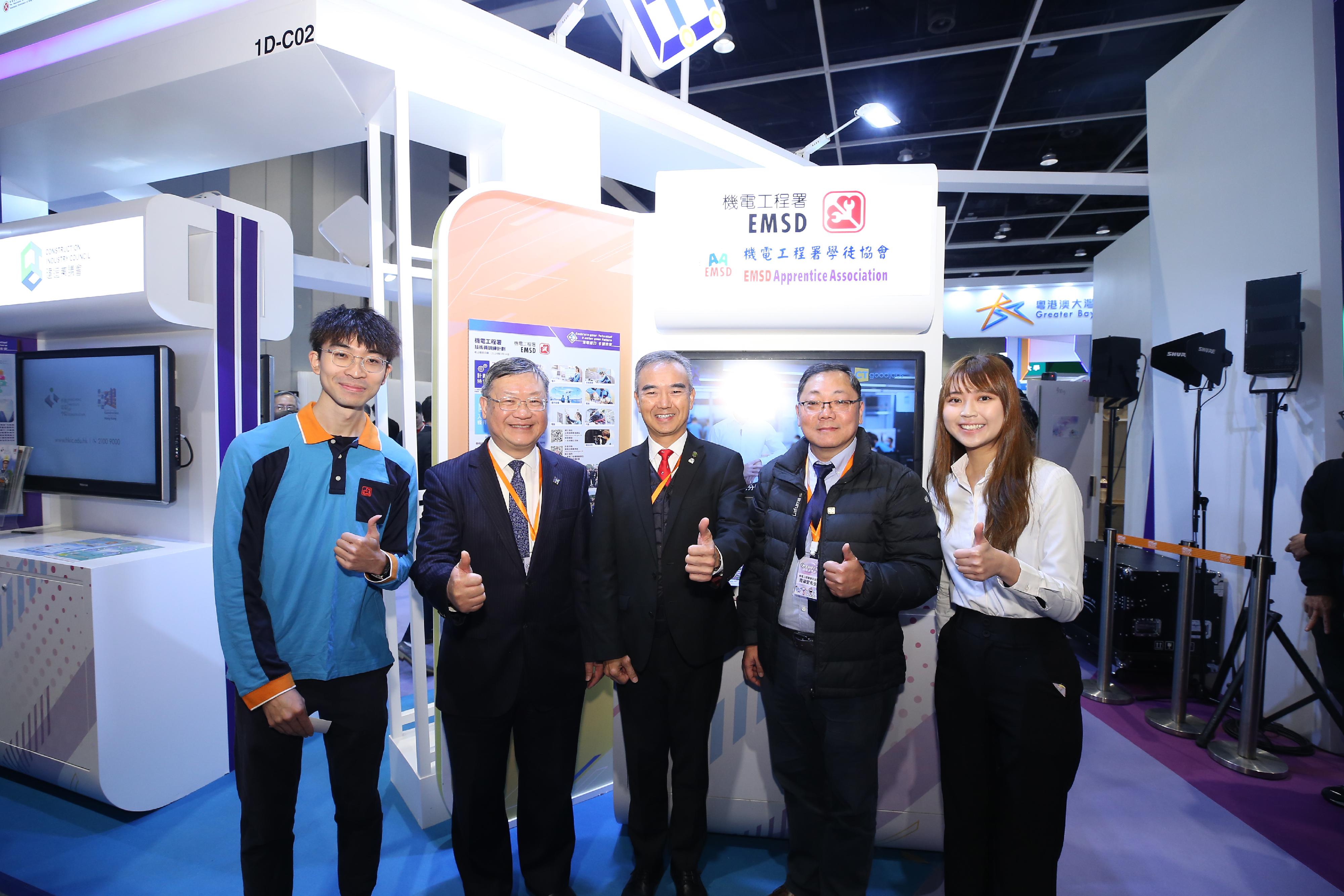 Co-organised by the Electrical and Mechanical Services Department and the Hong Kong Electrical and Mechanical Trade Promotion Working Group, the Electrical and Mechanical Expo 2024 is being held at the Hong Kong Convention and Exhibition Centre until January 28. The Director of Electrical and Mechanical Services, Mr Eric Pang (second left), and the Chairman of the Hong Kong Federation of Electrical and Mechanical Contractors Limited, Mr Antonio Chan (centre), visited an exhibition booth today (January 26).