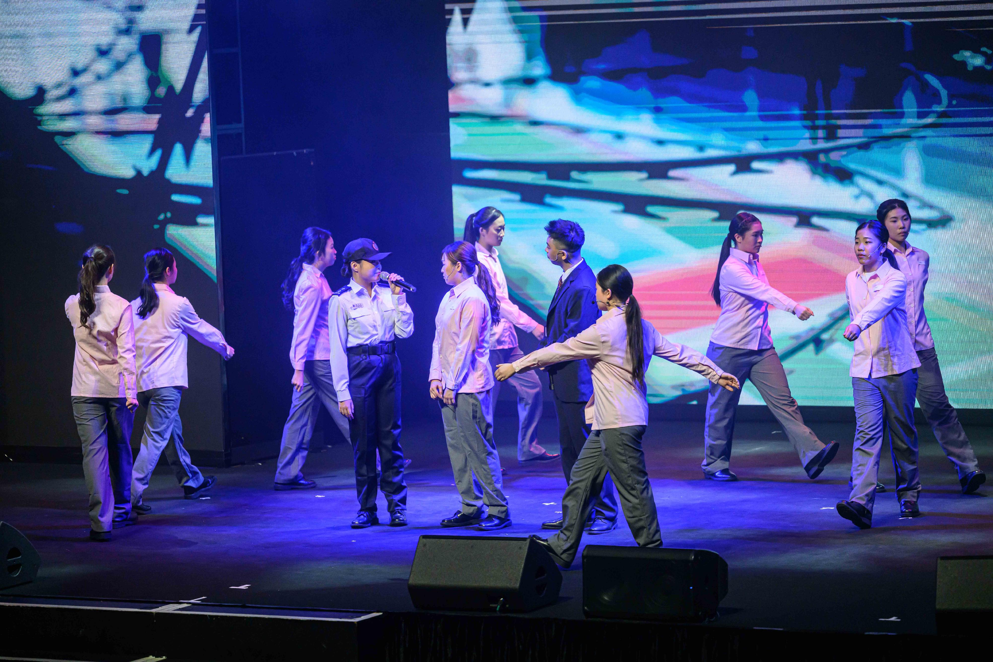 惩教署与香港中华厂商联合会今日（一月二十六日）在伊利沙伯体育馆合办青少年音乐剧场《重新启航GO GO GOAL！》，推广守法更生信息。图示音乐剧的精彩表演。