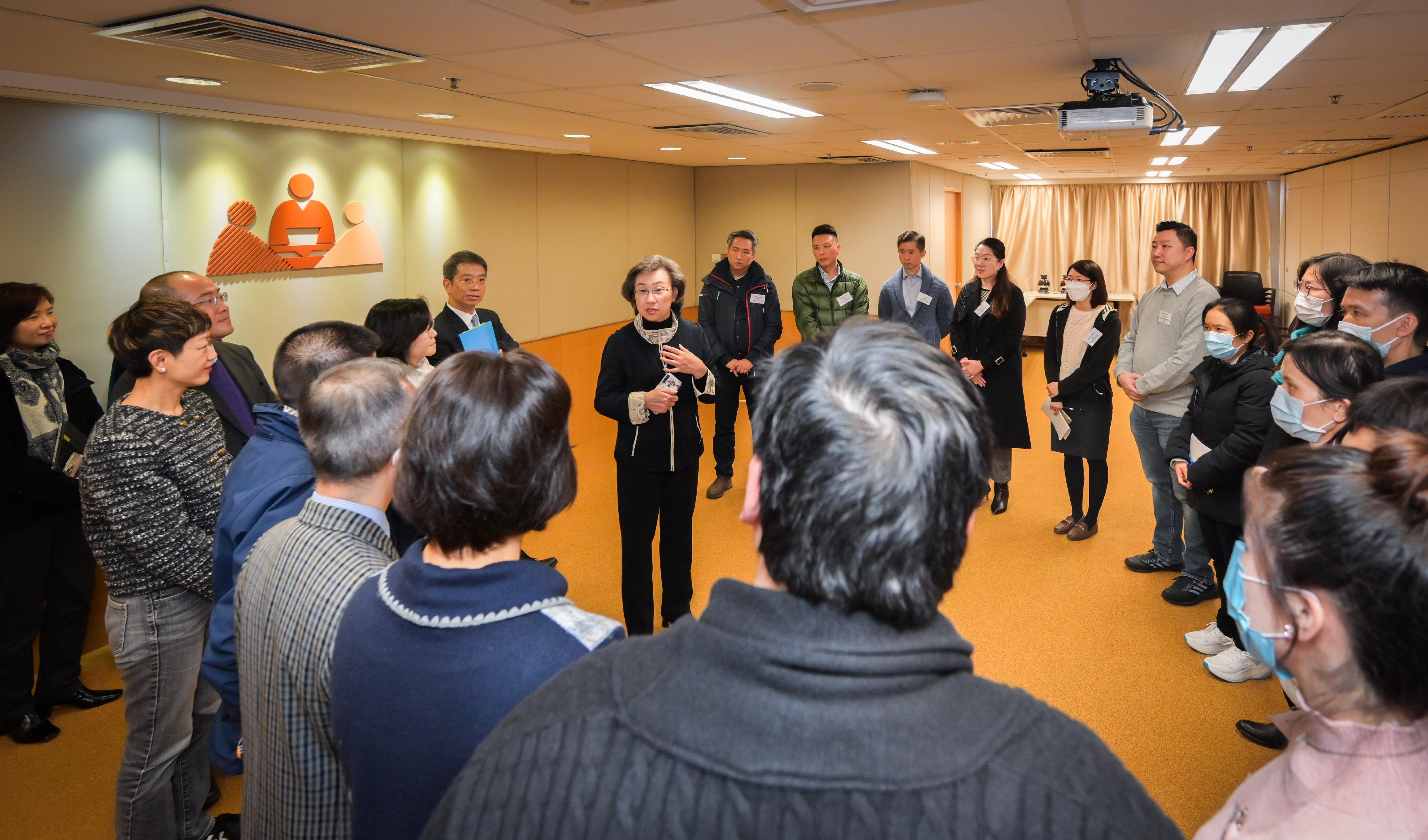 The Secretary for the Civil Service, Mrs Ingrid Yeung, visited the Home Affairs Department today (January 26) to learn about the work and challenges facing the department. Photo shows Mrs Yeung meeting with staff from various grades to collect their views and concerns.