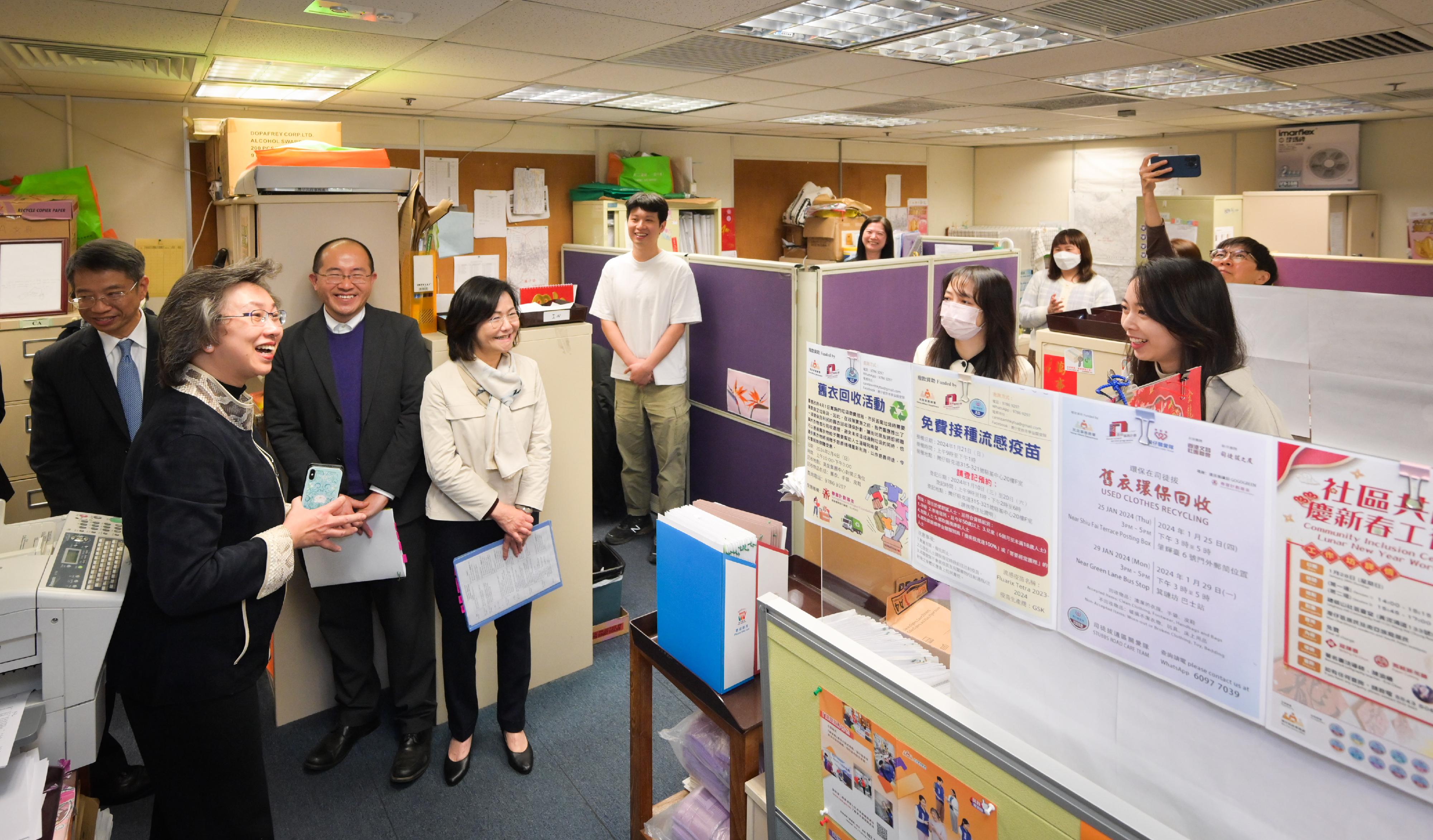 The Secretary for the Civil Service, Mrs Ingrid Yeung, visited the Home Affairs Department today (January 26) to learn about the work and challenges facing the department. Photo shows Mrs Yeung (second left) visiting the Community Affairs Section of the Wan Chai District Office to learn more about the various kinds of community services organised by the colleagues in the district.
