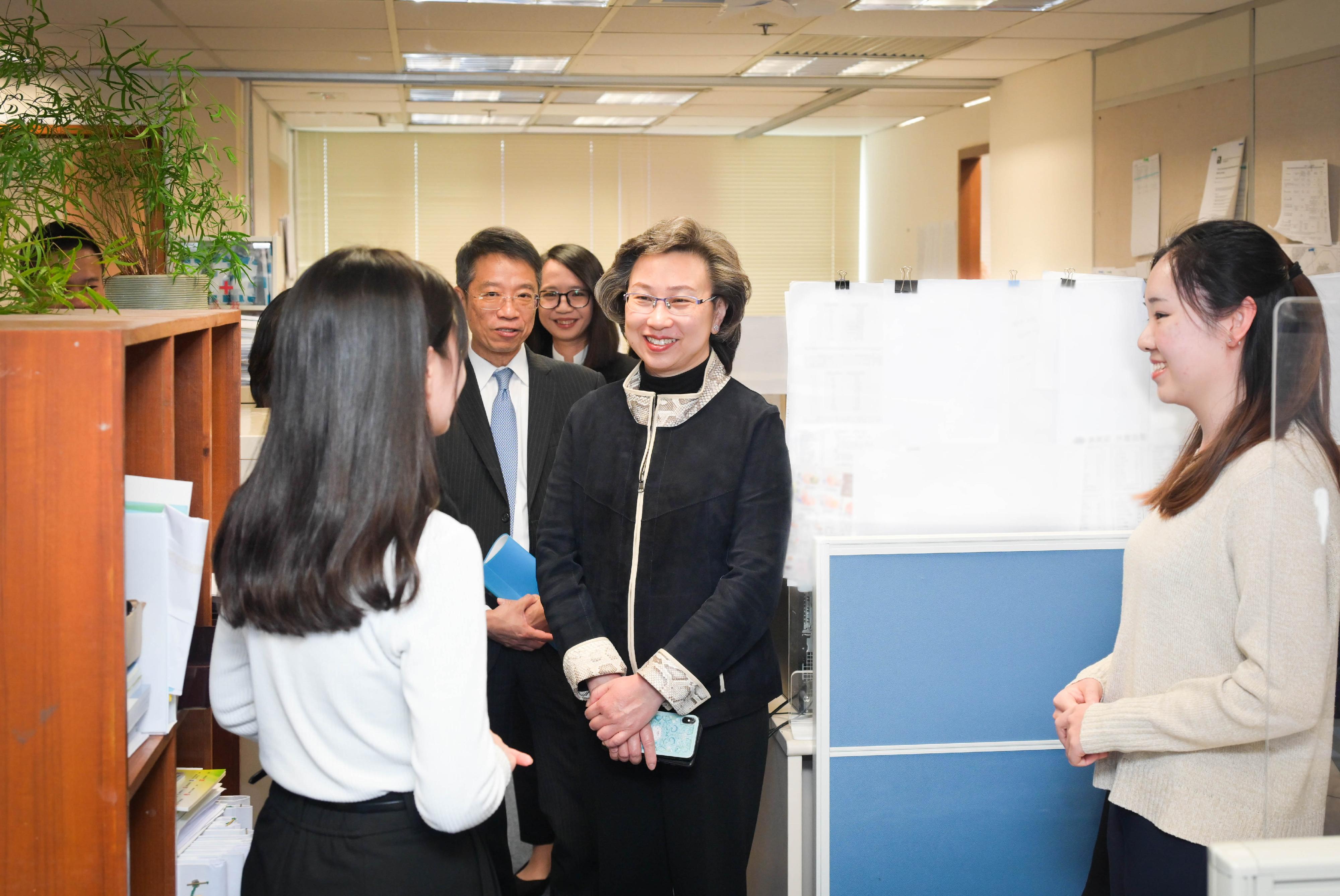 The Secretary for the Civil Service, Mrs Ingrid Yeung, visited the Home Affairs Department today (January 26) to learn about the work and challenges facing the department. Photo shows Mrs Yeung (second right) chatting with  frontline colleagues of the office of the Wan Chai District Council Secretariat to learn more about their work after the assumption of office of the new-term District Councils and their earlier work in the Distrct Council Election. 
