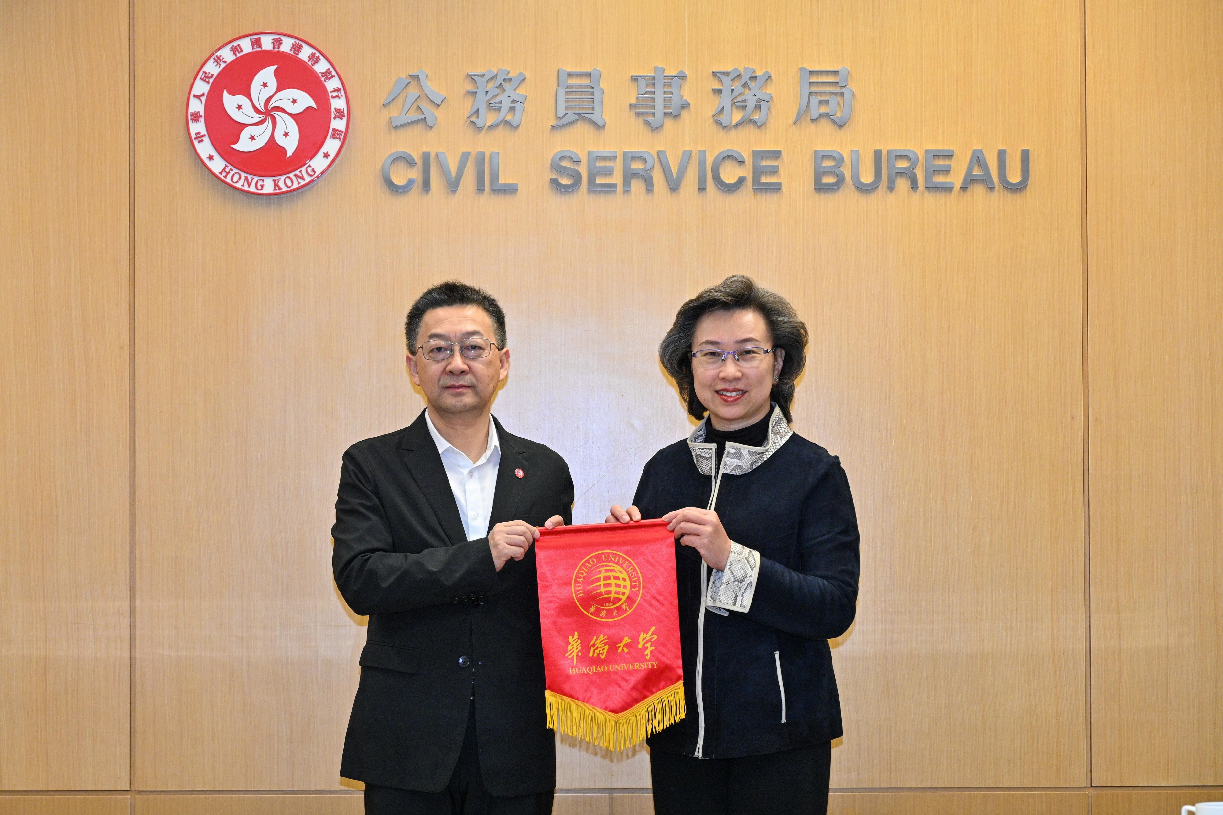 The Secretary for the Civil Service, Mrs Ingrid Yeung, met with a delegation led by the Secretary of the Party Committee of Huaqiao University, Professor Xu Xipeng, at the Central Government Offices this morning (January 26). Photo shows Mrs Yeung (right) receiving a silk banner from Professor Xu (left).