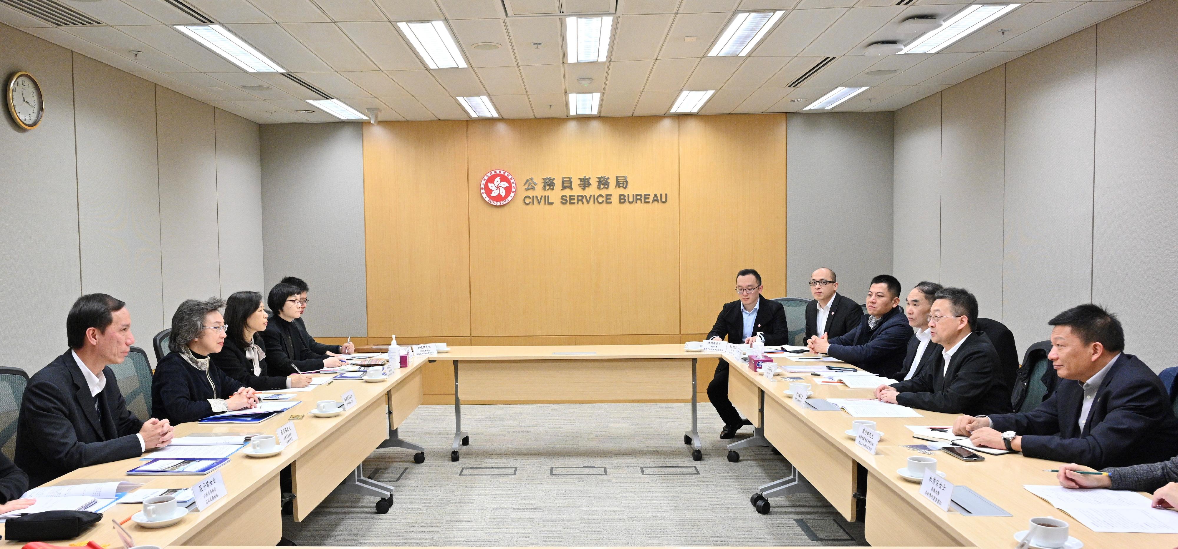 The Secretary for the Civil Service, Mrs Ingrid Yeung (second left), met with a delegation led by the Secretary of the Party Committee of Huaqiao University, Professor Xu Xipeng (second right), at the Central Government Offices this morning (January 26) to exchange views on strengthening the publicising of information related to civil service recruitment of the Hong Kong Special Administrative Region Government to Hong Kong students studying at the university.