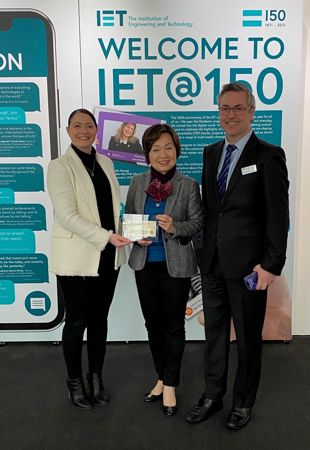 The Secretary for Education, Dr Choi Yuk-lin, visited the Institution of Engineering and Technology (IET) in London, the United Kingdom, on January 24 (London time) to understand the latest developments of STEM (science, technology, engineering and mathematics) education curriculum design. Picture shows Dr Choi (centre) with representatives of the IET.