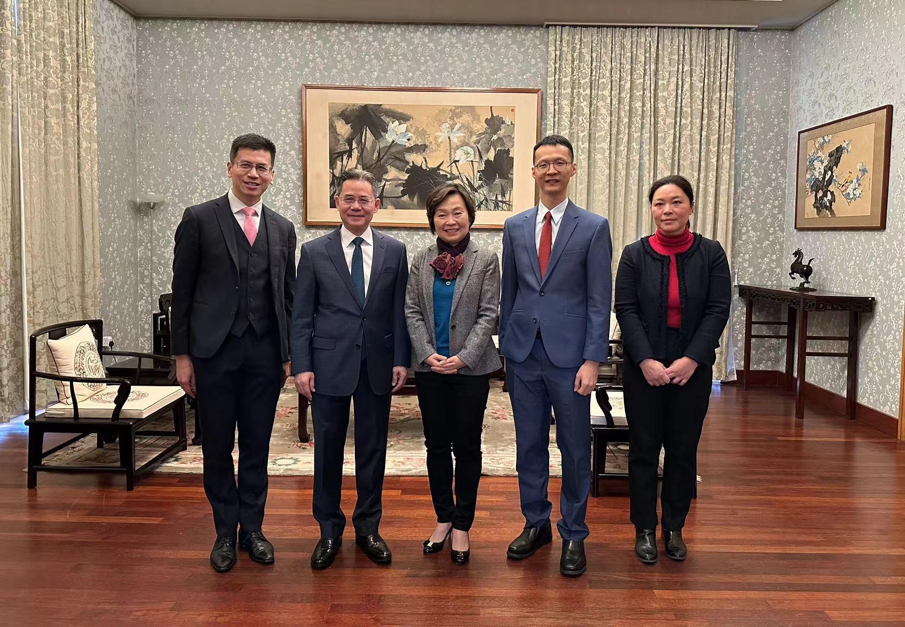 The Secretary for Education, Dr Choi Yuk-lin (centre), accompanied by the Director-General of the Hong Kong Economic and Trade Office, London, Mr Gilford Law (first left), paid a courtesy call to the Chinese Ambassador to the United Kingdom, Mr Zheng Zeguang (second left), in London, the United Kingdom, on January 24 (London time).