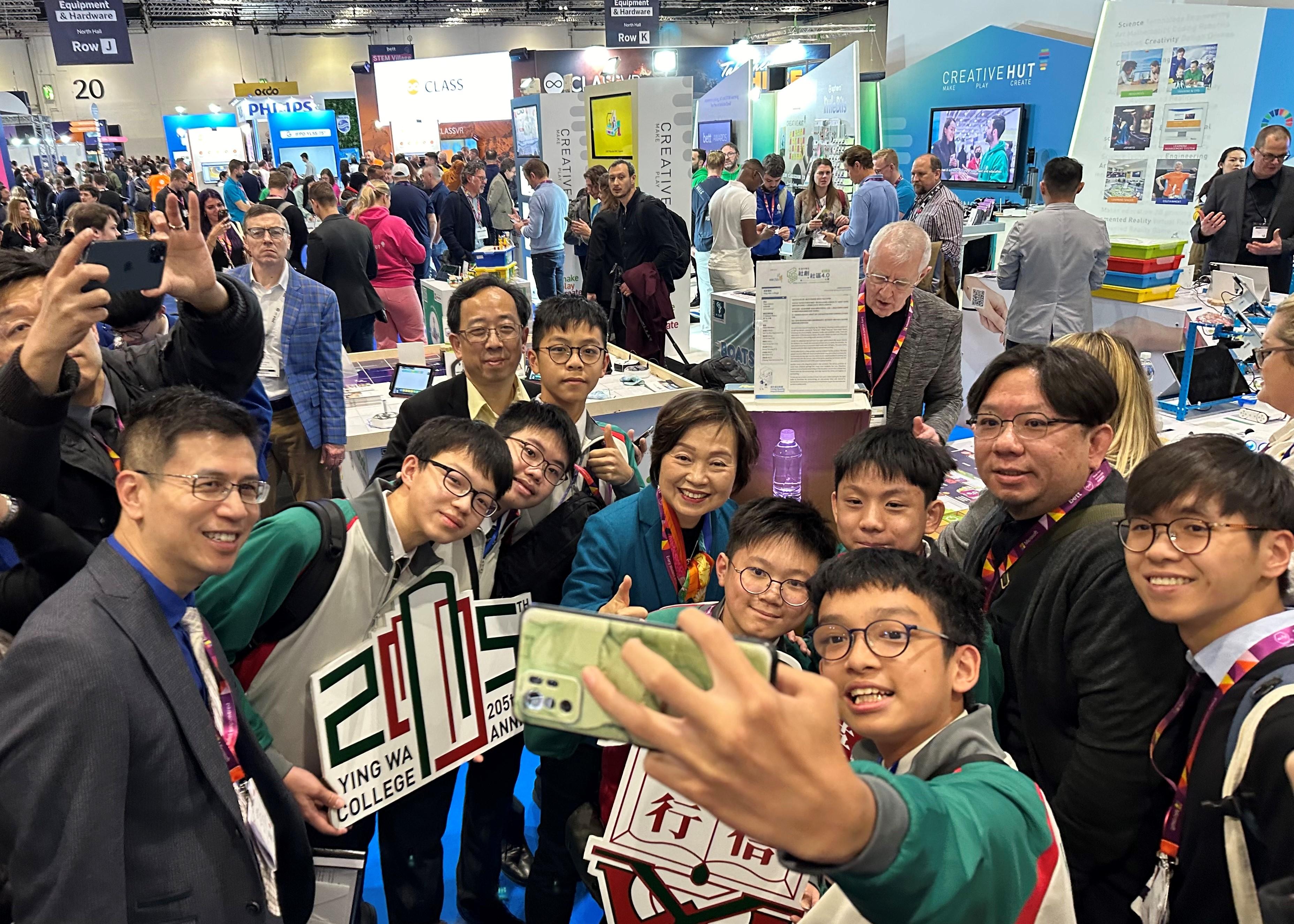 The Secretary for Education, Dr Choi Yuk-lin, toured the British Educational Training and Technology Show by invitation in London, the United Kingdom, on January 25 (London time). Photo shows Dr Choi (fourth left) and the Director-General of the Hong Kong Economic and Trade Office, London, Mr Gilford Law (first left), with Hong Kong students and teachers participating in the show.

