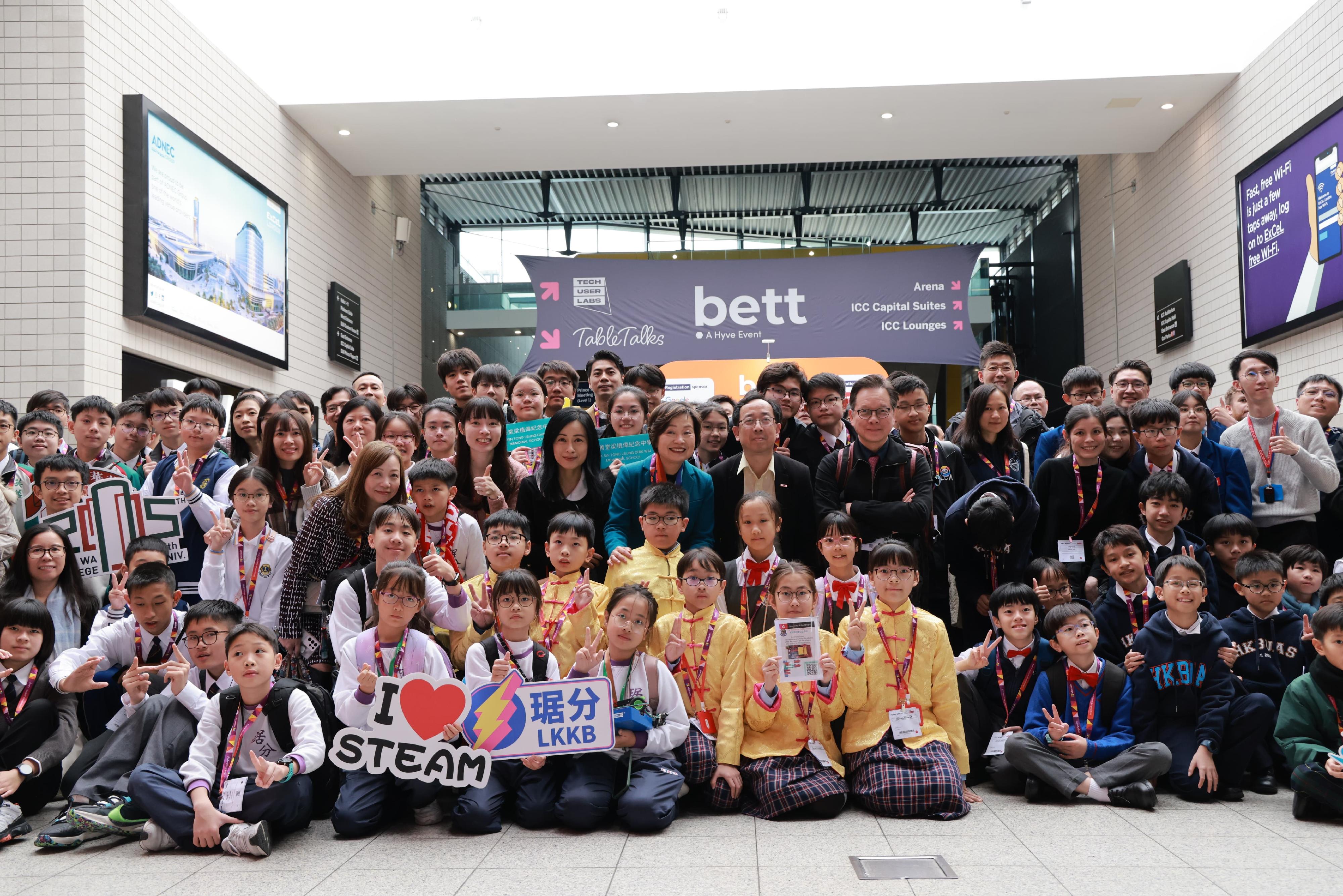 The Secretary for Education, Dr Choi Yuk-lin, toured the British Educational Training and Technology Show by invitation in London, the United Kingdom, on January 25 (London time). Photo shows Dr Choi (third row, seventh left) with Hong Kong students and teachers participating in the show.