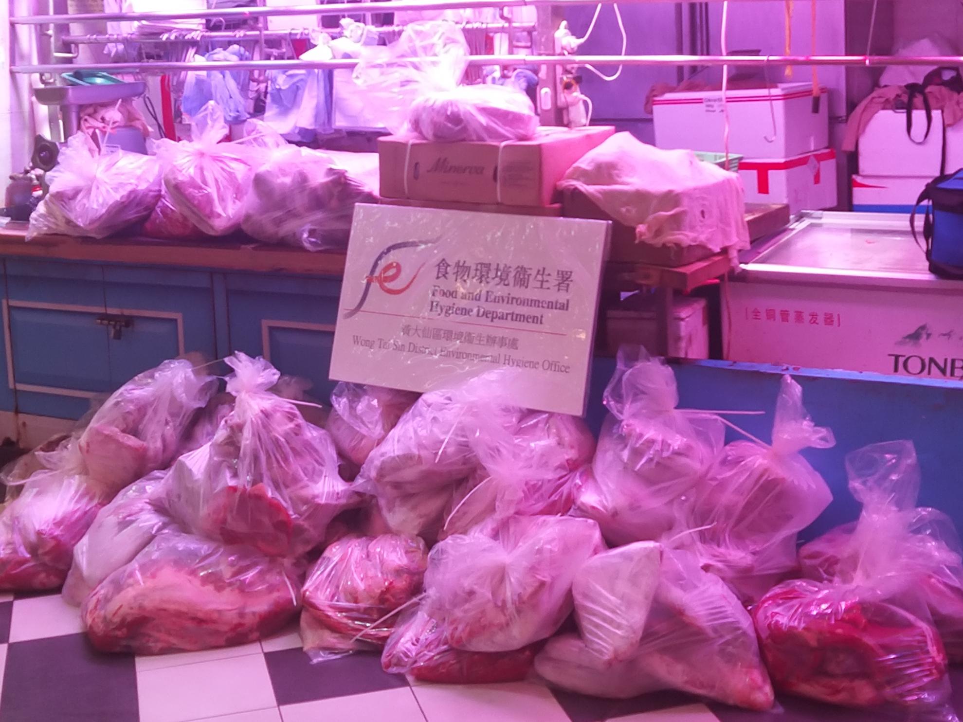 The Food and Environmental Hygiene Department (FEHD) raided two licensed fresh provision shops in Wong Tai Sin District and Tuen Mun District suspected of selling frozen meat as fresh meat today (January 26). Photo shows some of the meat seized by FEHD officers during the operation in Wong Tai Sin District.