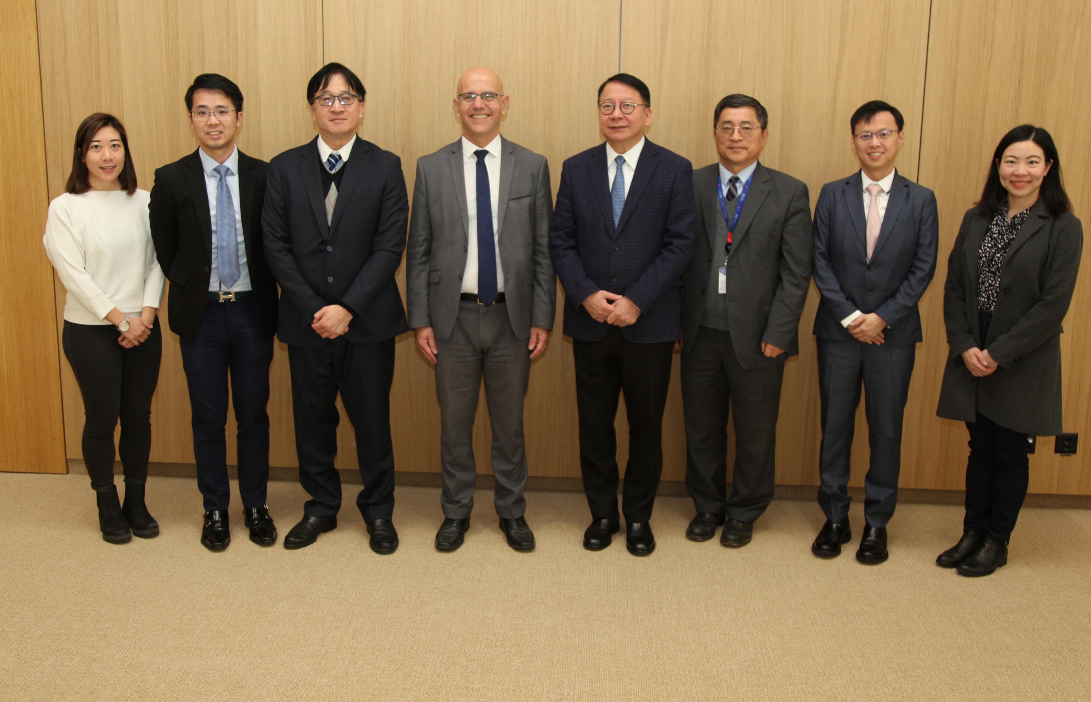 The Chief Secretary for Administration, Mr Chan Kwok-ki, visited the International Social Security Association to meet with the Secretary General, Mr Marcelo Abi-Ramia Caetano, during his stay in Switzerland on January 25 (Geneva time). Picture shows Mr Chan (fourth right), Mr Caetano (fourth left) and other meeting participants. 