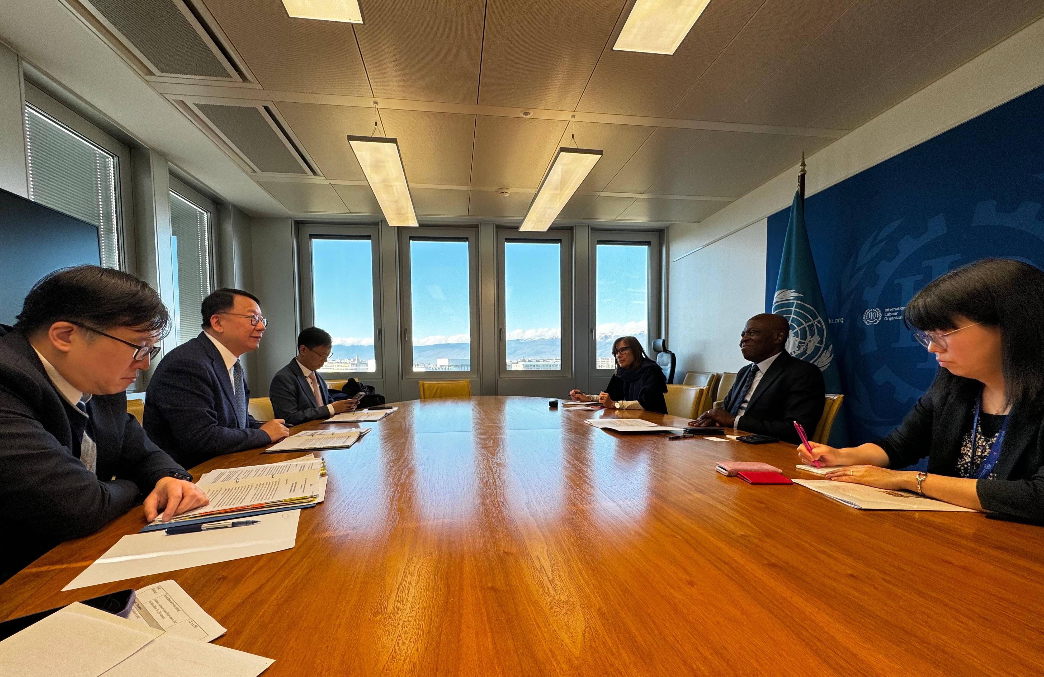 The Chief Secretary for Administration, Mr Chan Kwok-ki (second left), visits the International Labour Organization to meet with the Director-General, Mr Gilbert F Houngbo (second right), and other members of the Organization during his stay in Switzerland on January 25 (Geneva time). 