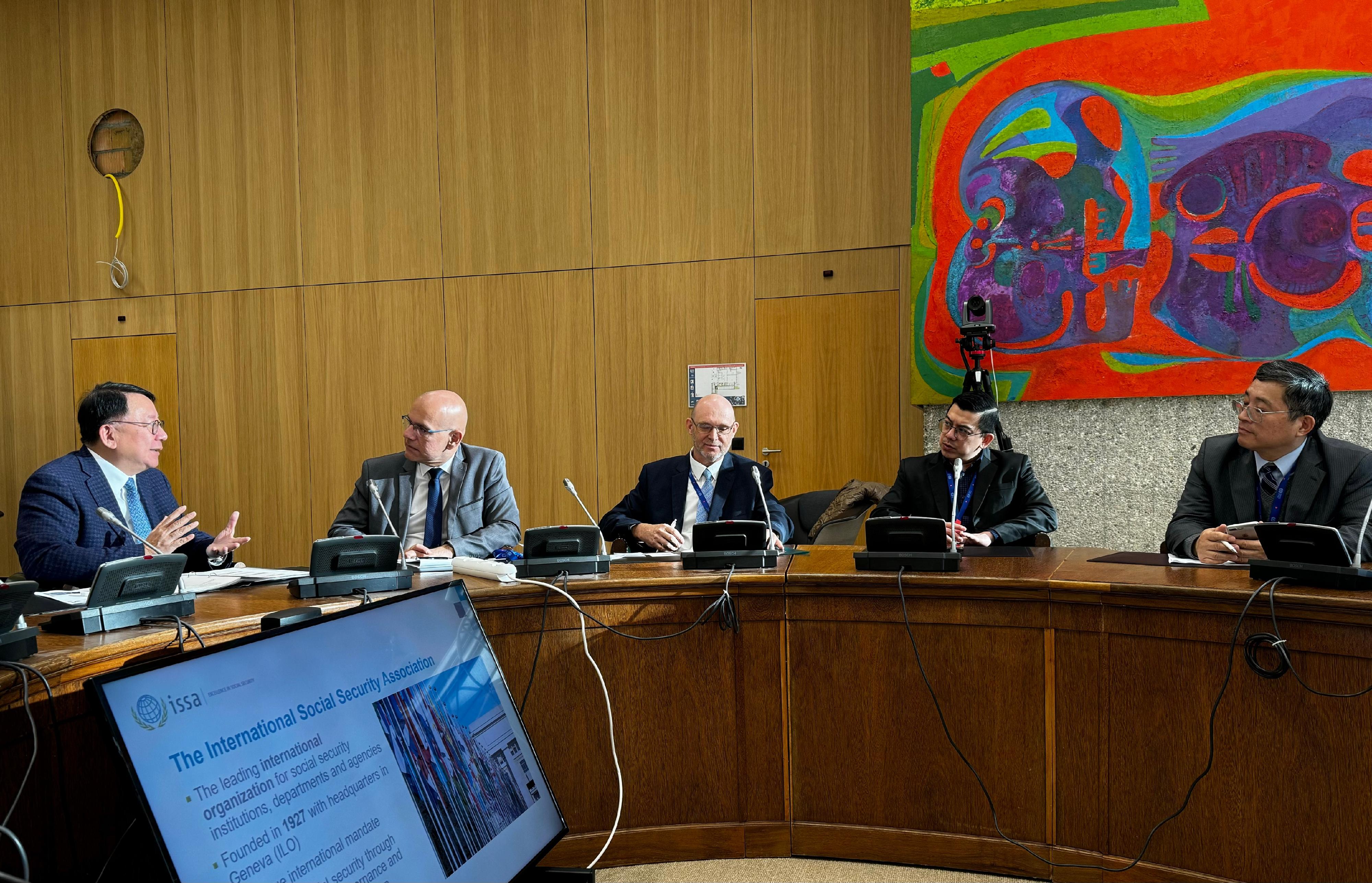 政务司司长陈国基（左一）在瑞士期间，于一月二十五日（日内瓦时间）到访国际社会保障协会，与秘书长Marcelo Abi-Ramia Caetano（左二）及协会其他人员会面。