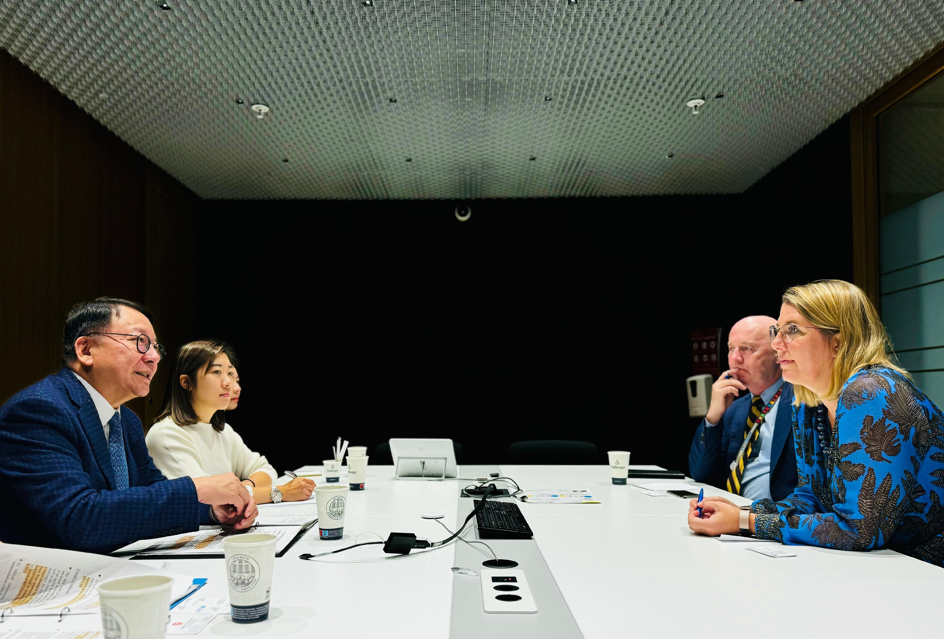 政務司司長陳國基（左一）在瑞士期間，於一月二十五日（日內瓦時間）到訪世界衞生組織，與對外關係和理事機構事務助理總幹事Catharina Boehme博士（右一）及組織其他人員會面。