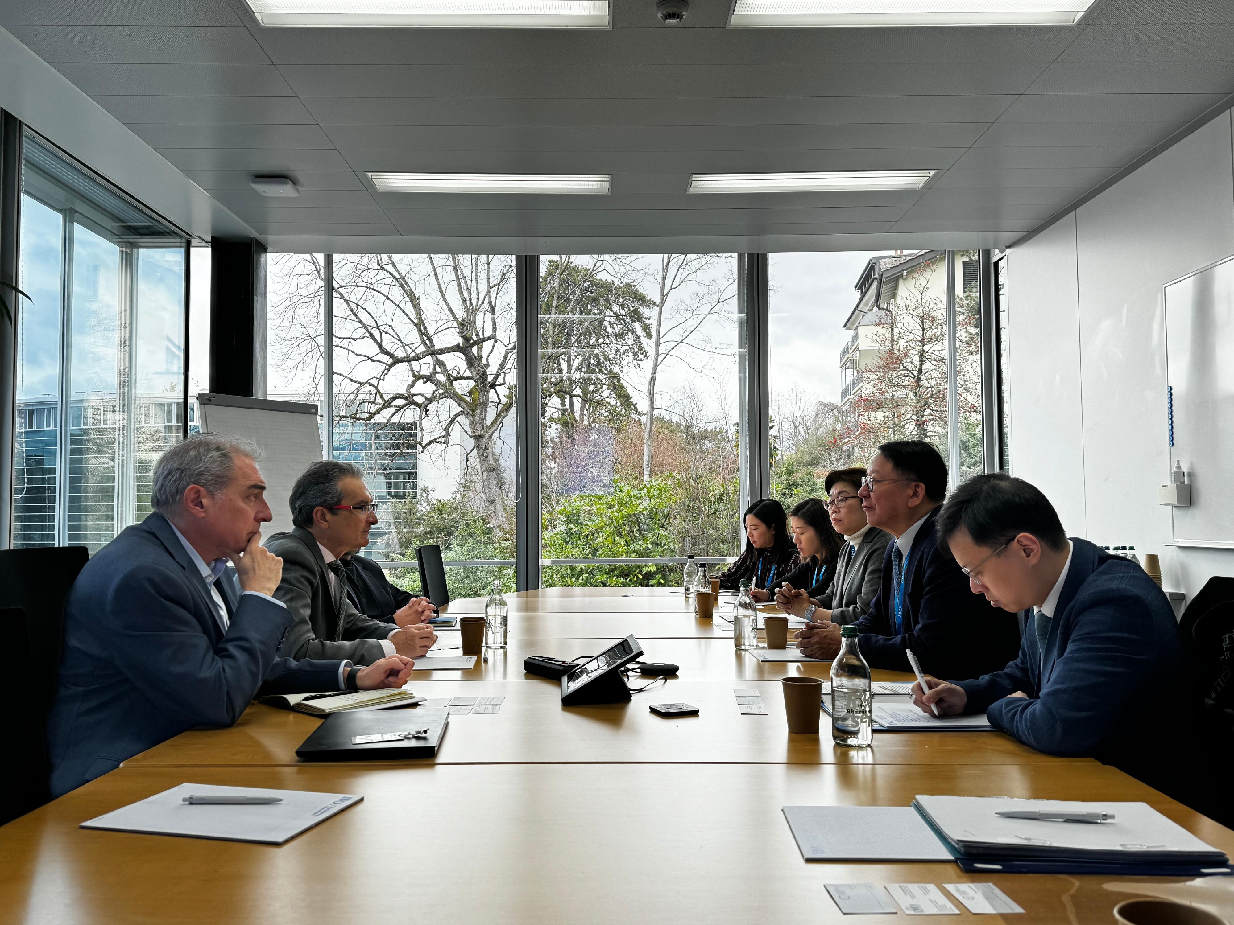 政務司司長陳國基（右二）在瑞士期間，於一月二十四日（日內瓦時間）到訪瑞士洛桑國際管理發展學院，與學院世界競爭力中心主任Arturo Bris教授（左二）及學院其他人員會面。