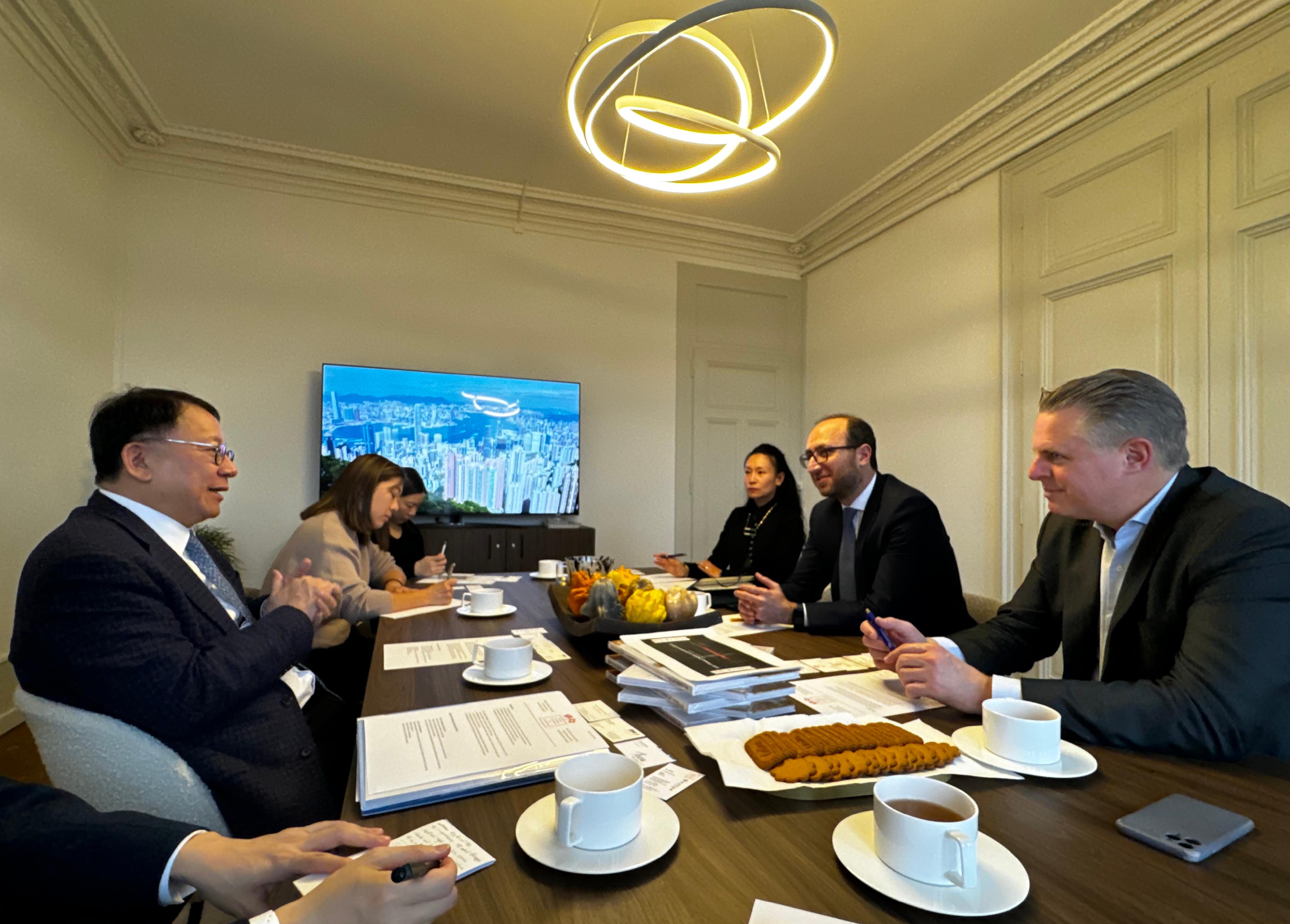 政務司司長陳國基（左一）在瑞士期間，於一月二十三日（日內瓦時間）與瑞中經濟協會法語區分會副會長Vincent Subilia（右一）及協會其他成員會面。