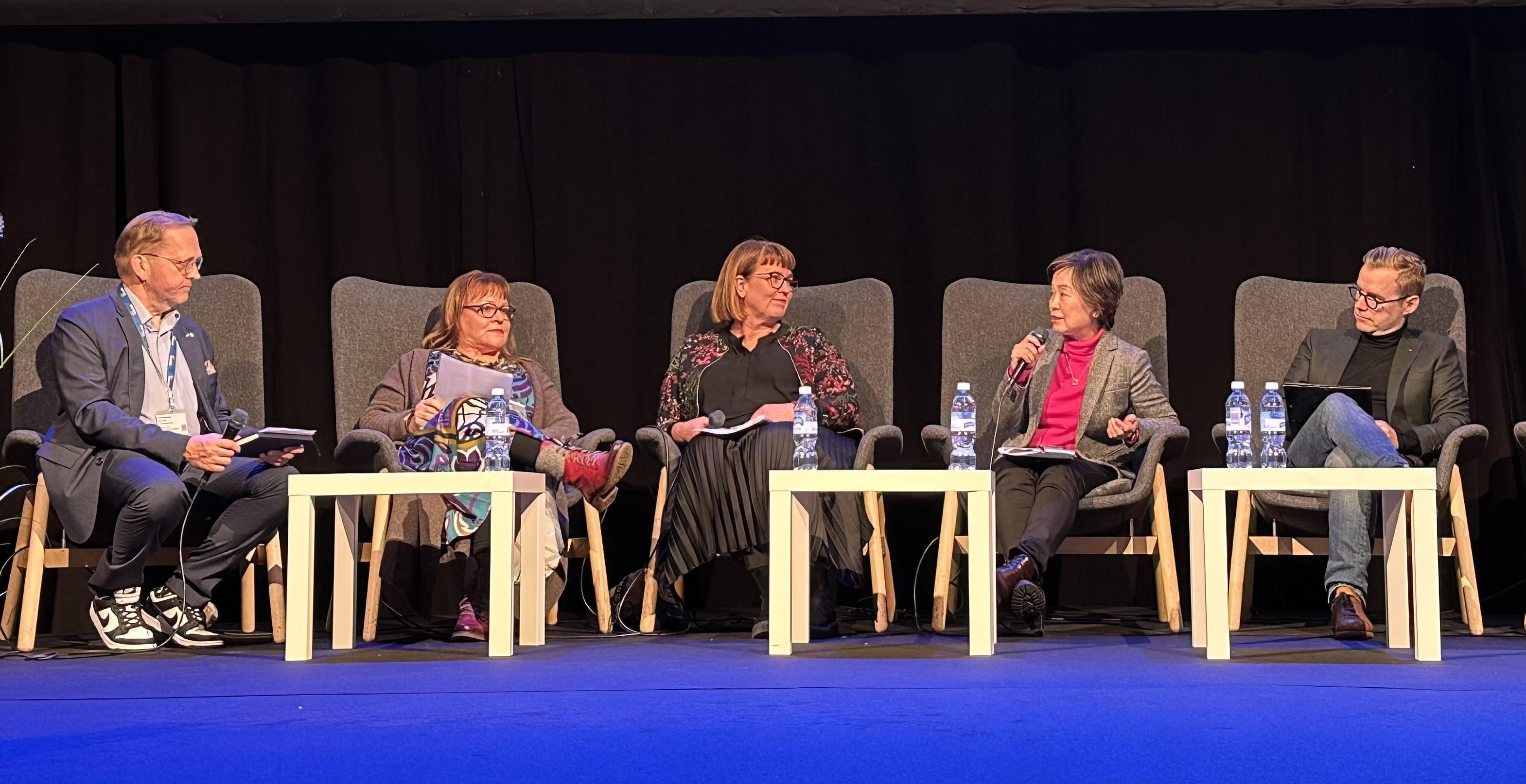 The Secretary for Education, Dr Choi Yuk-lin, attended the Educa, an education exhibition, in Helsinki, Finland, on January 26 (Helsinki time). Photo shows Dr Choi (second right) speaking at a topical discussion with the State Secretary to the Minister of Education of Finland, Ms Mikaela Nylander (centre).