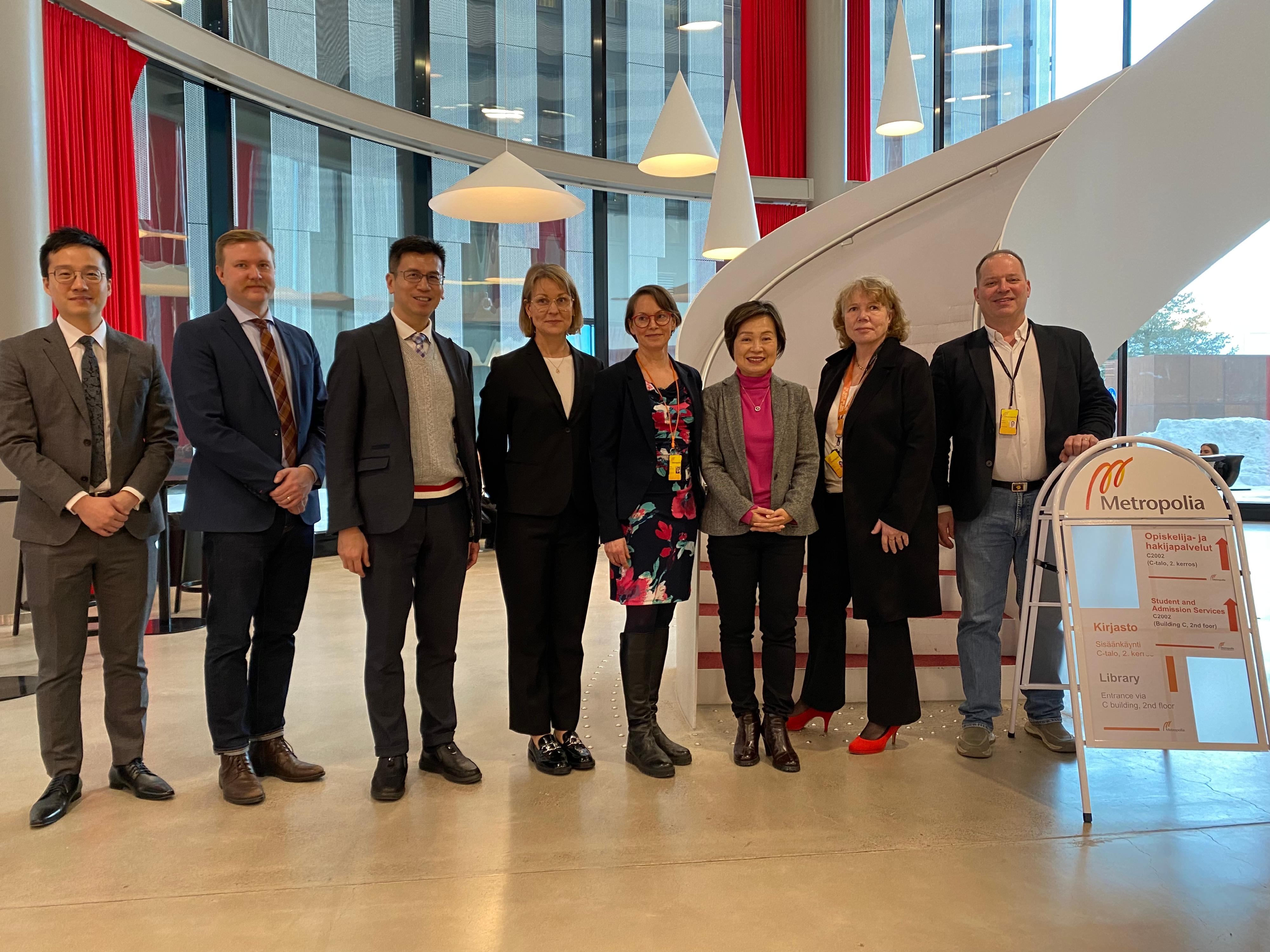 The Secretary for Education, Dr Choi Yuk-lin (third right), accompanied by the Director-General of the Hong Kong Economic and Trade Office, London, Mr Gilford Law (third left), visited Metropolia University of Applied Sciences, the largest university of applied sciences in Finland, in Helsinki, Finland, on January 26 (Helsinki time).