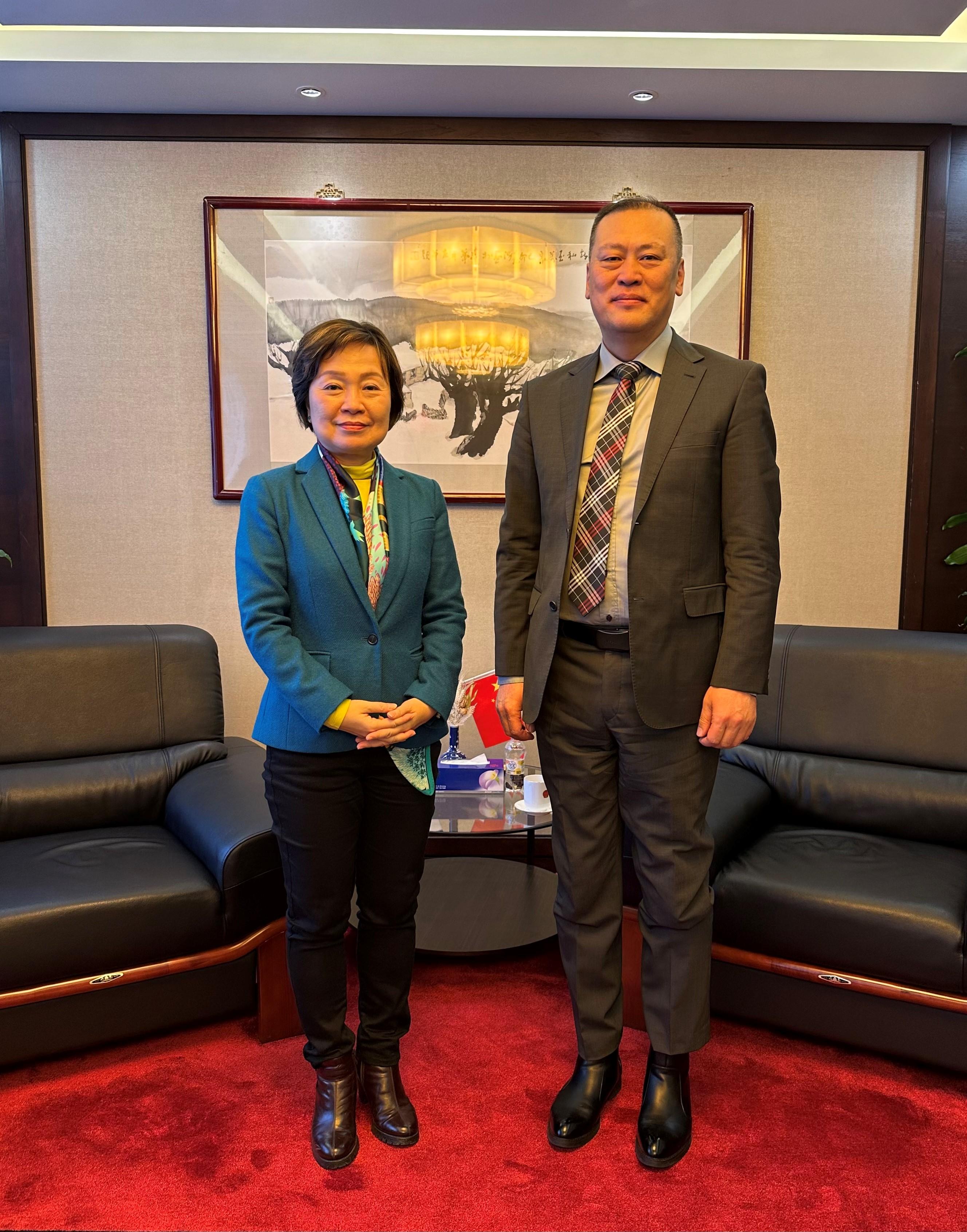 The Secretary for Education, Dr Choi Yuk-lin (left), paid a courtesy call on the Chinese Ambassador to Finland, Mr Wang Tongqing (right), in Helsinki, Finland, on January 27 (Helsinki time).