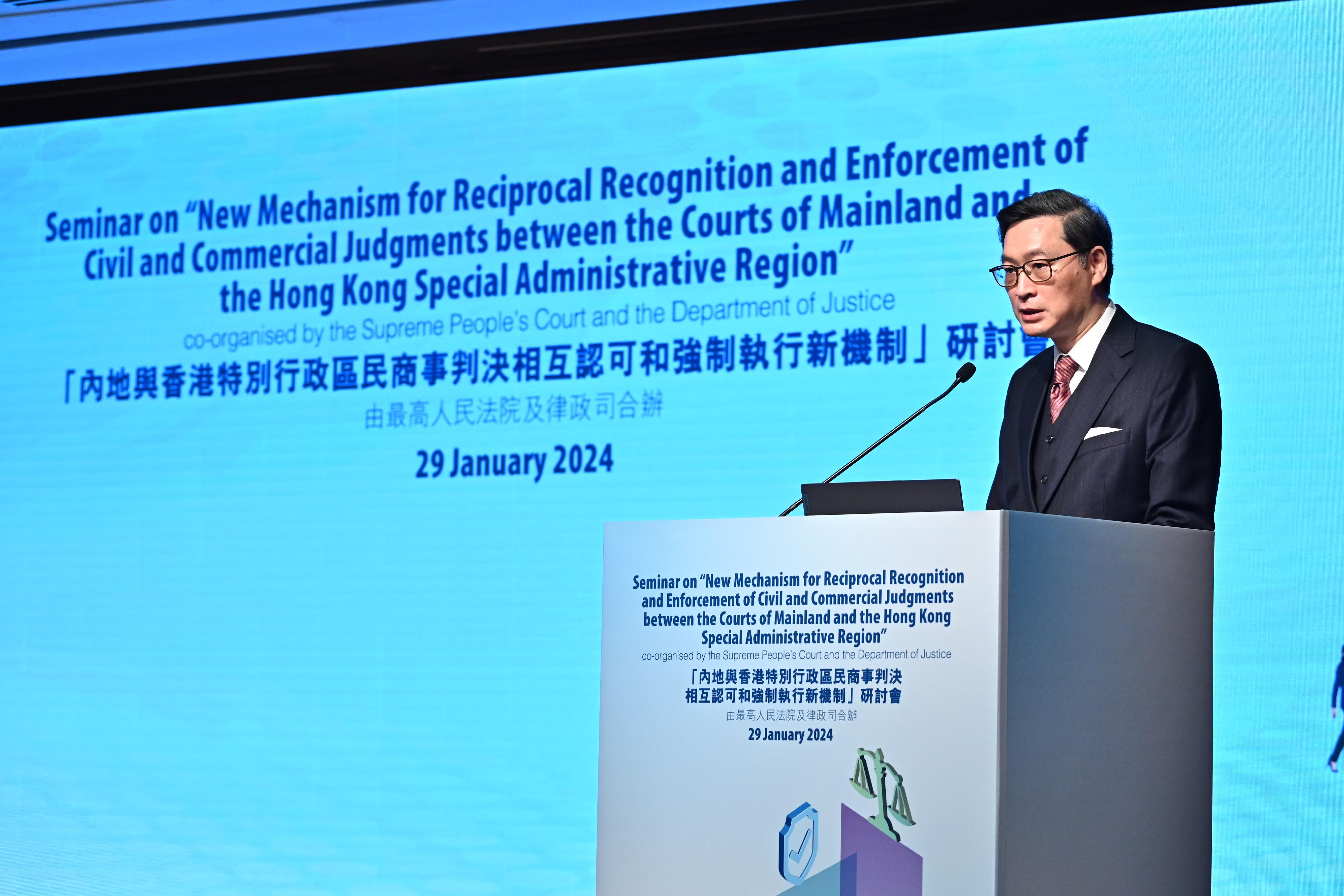 The seminar on "New Mechanism for Reciprocal Recognition and Enforcement of Civil and Commercial Judgments between the Courts of Mainland and the Hong Kong Special Administrative Region" co-organised by the Supreme People's Court and the Department of Justice was held today (January 29). Photo shows the Chief Judge of the High Court, Mr Justice Jeremy Poon, delivering his keynote speech.