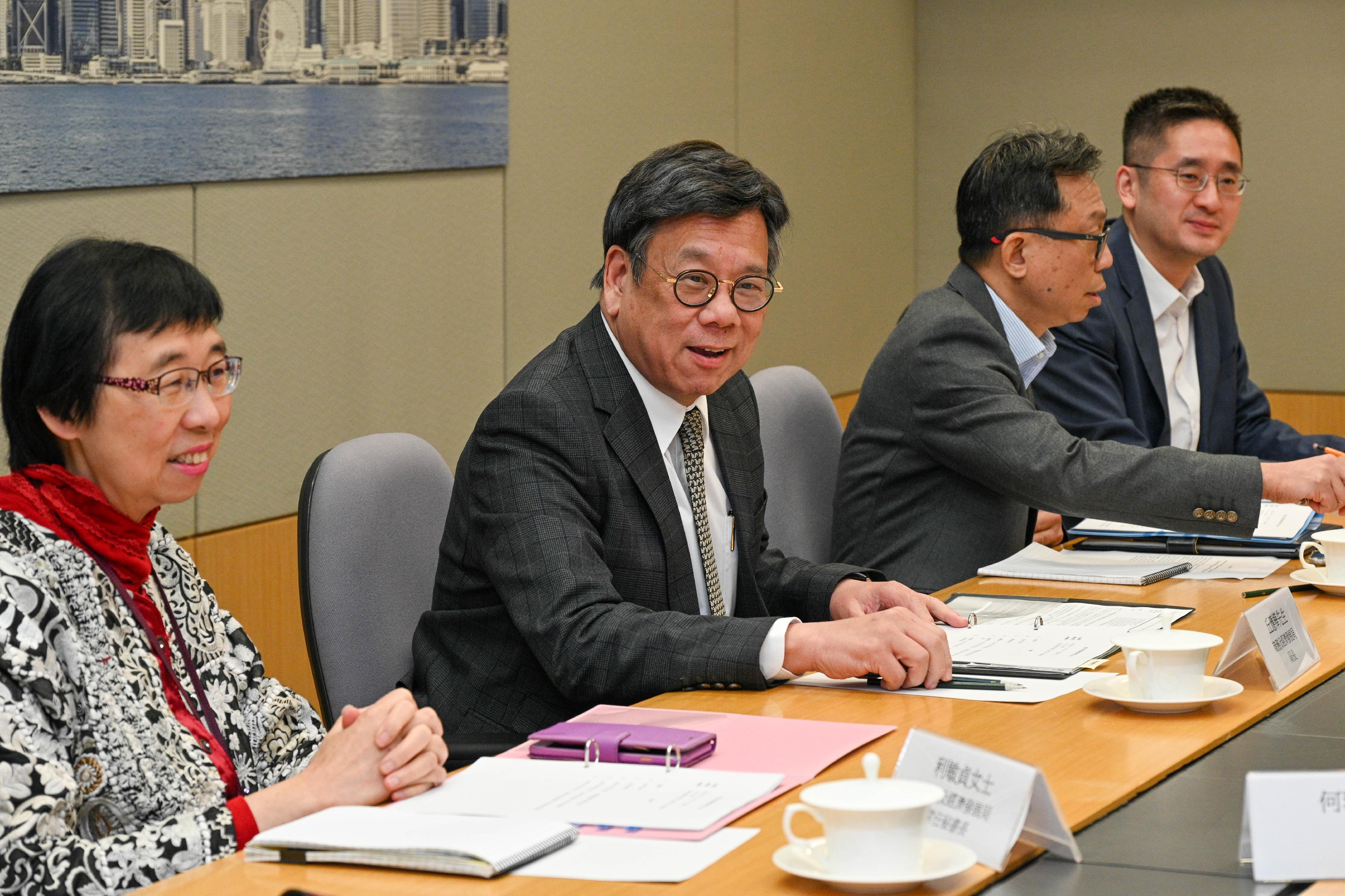 Chaired by the Secretary for Commerce and Economic Development, Mr Algernon Yau (second left), the E-commerce Development Task Force today (January 29) convened its first meeting to kick-start the work on co-ordinating and formulating policies and measures on the development of electronic commerce. The Permanent Secretary for Commerce and Economic Development, Miss Eliza Lee (first left), and the Under Secretary for Commerce and Economic Development, Dr Bernard Chan (first right), also attended the meeting.