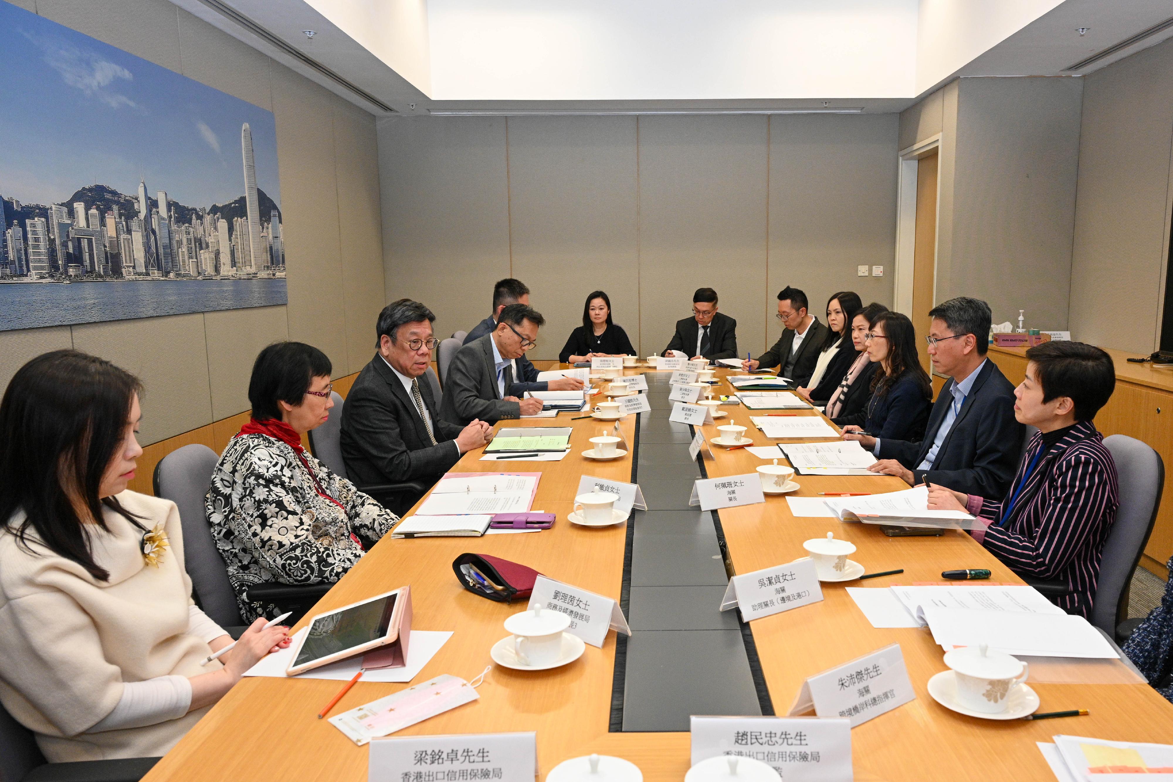 The Commerce and Economic Development Bureau today (January 29) established the E-commerce Development Task Force and convened its first meeting to kick-start the work on co-ordinating and formulating policies and measures on the development of electronic commerce.