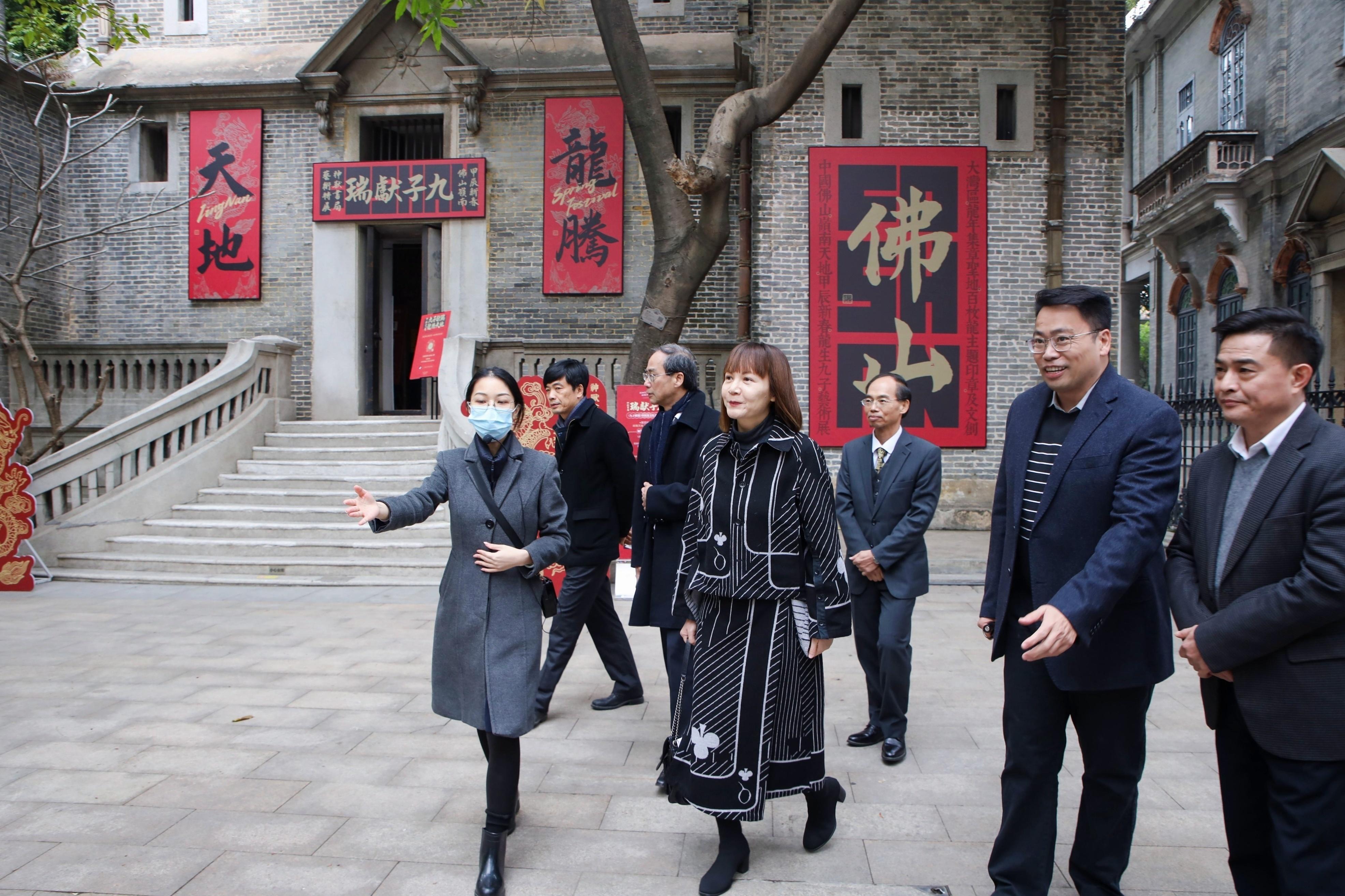 陳潔玲（左二）參觀嶺南天地，了解佛山的文化旅遊產業發展和舊城活化經驗。