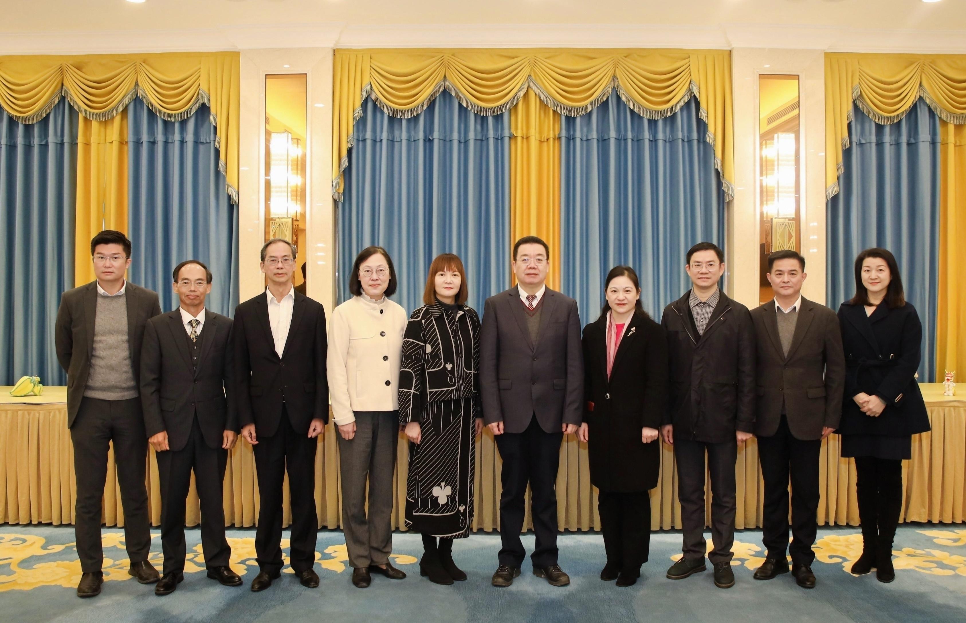 The Commissioner for the Development of the Guangdong-Hong Kong-Macao Greater Bay Area, Ms Maisie Chan, visited Foshan today (January 29). Photo shows Ms Chan (fifth left), Member of the Standing Committee of the Communist Party of China Foshan Municipal Committee and Vice Mayor of the Foshan Municipal Government, Mr Liu Jie (fifth right), and leaders of the Taiwan, Hong Kong and Macao Affairs Bureau and Office of Leading Group for the Development of Guangdong-Hong Kong-Macao Greater Bay Area of Foshan Municipality as well as members of the Hong Kong delegation.