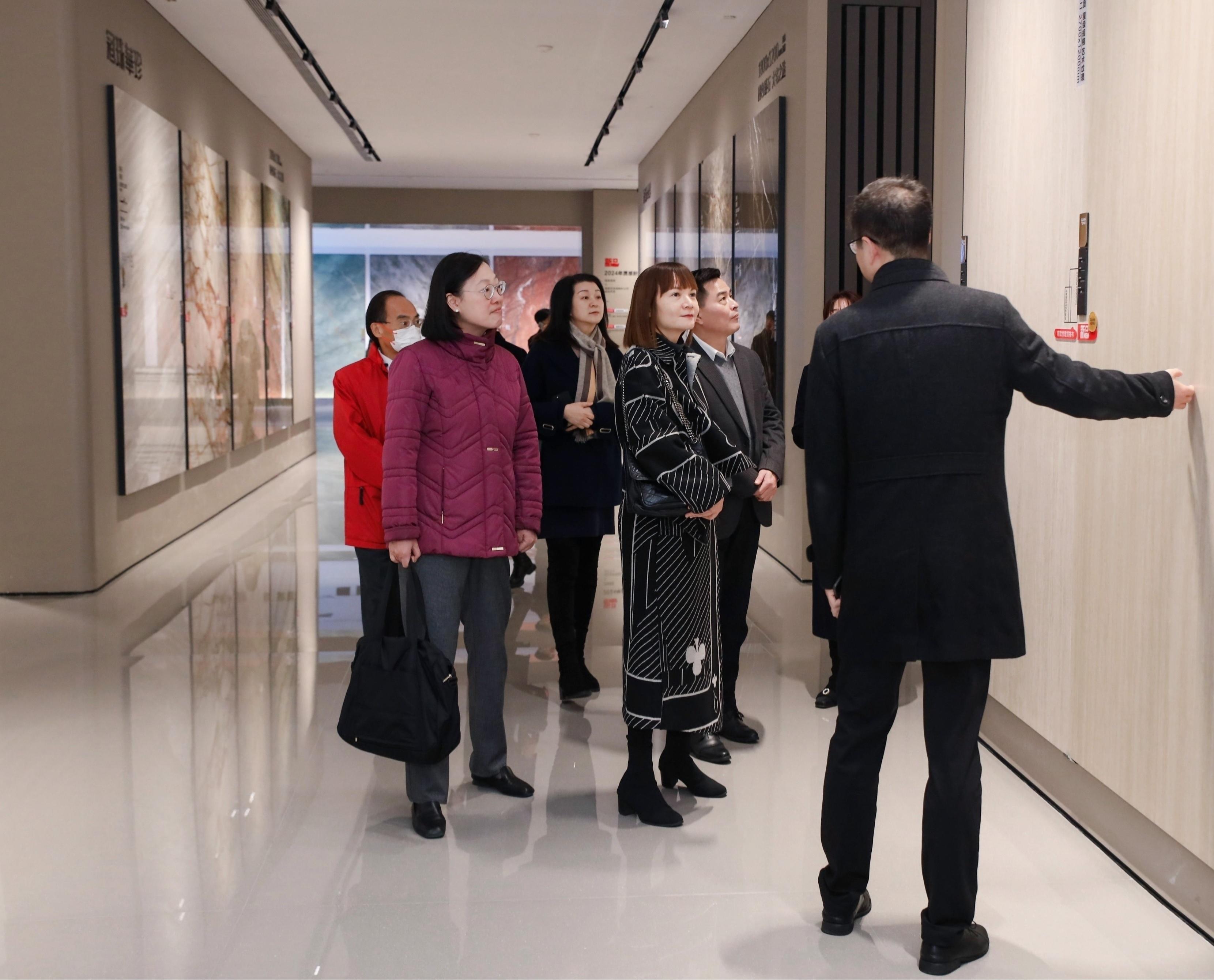 The Commissioner for the Development of the Guangdong-Hong Kong-Macao Greater Bay Area, Ms Maisie Chan, visited Foshan today (January 29). Photo shows Ms Chan (fourth left) visiting an enterprise that produces architectural ceramic products to learn about the latest developments and opportunities of the industry.