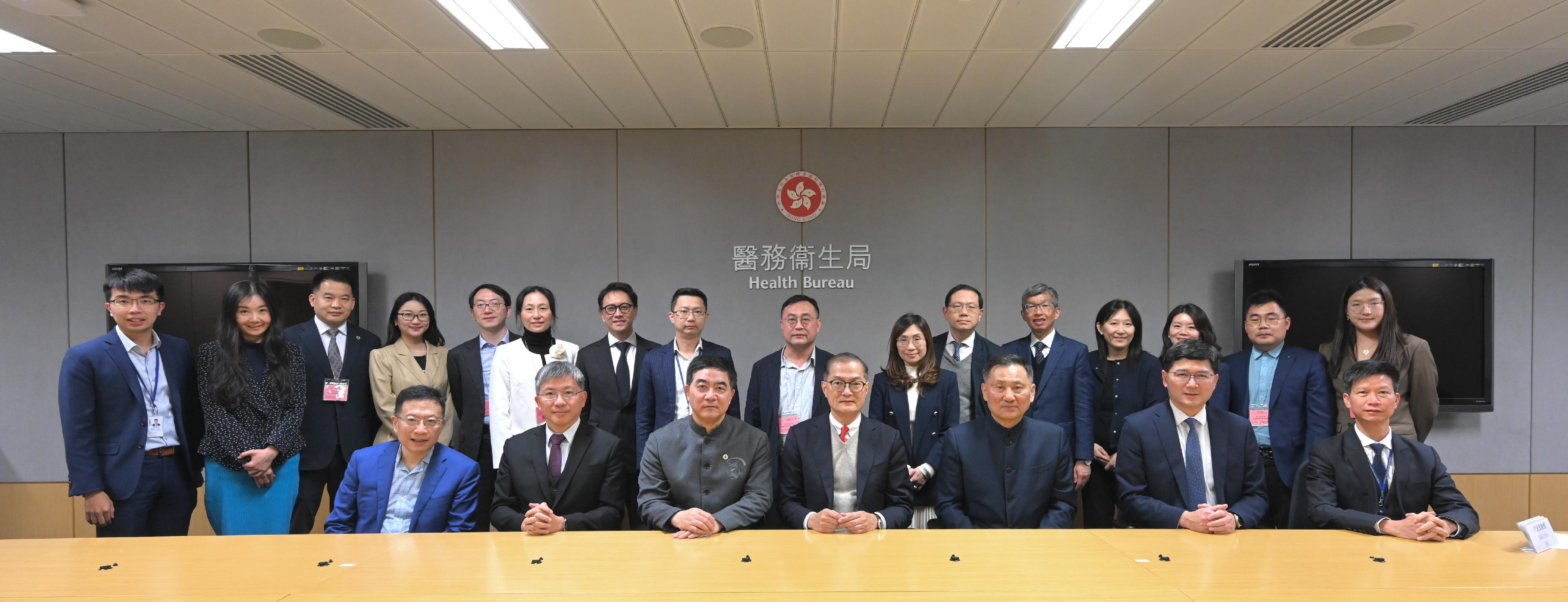 The Secretary for Health, Professor Lo Chung-mau, today (January 29) met with an expert delegation led by Professor Ge Junbo, an academician of the Chinese Academy of Sciences. Photo shows Professor Lo (front row, centre); Professor Ge (front row, third left); the Chairman of the China Chest Pain Centre Accreditation Committee, Professor Huo Yong (front row, third right); the Permanent Secretary for Health, Mr Thomas Chan (front row, second left); the Chief Executive of the Hospital Authority, Dr Tony Ko (front row, second right), and other attendees of the meeting.