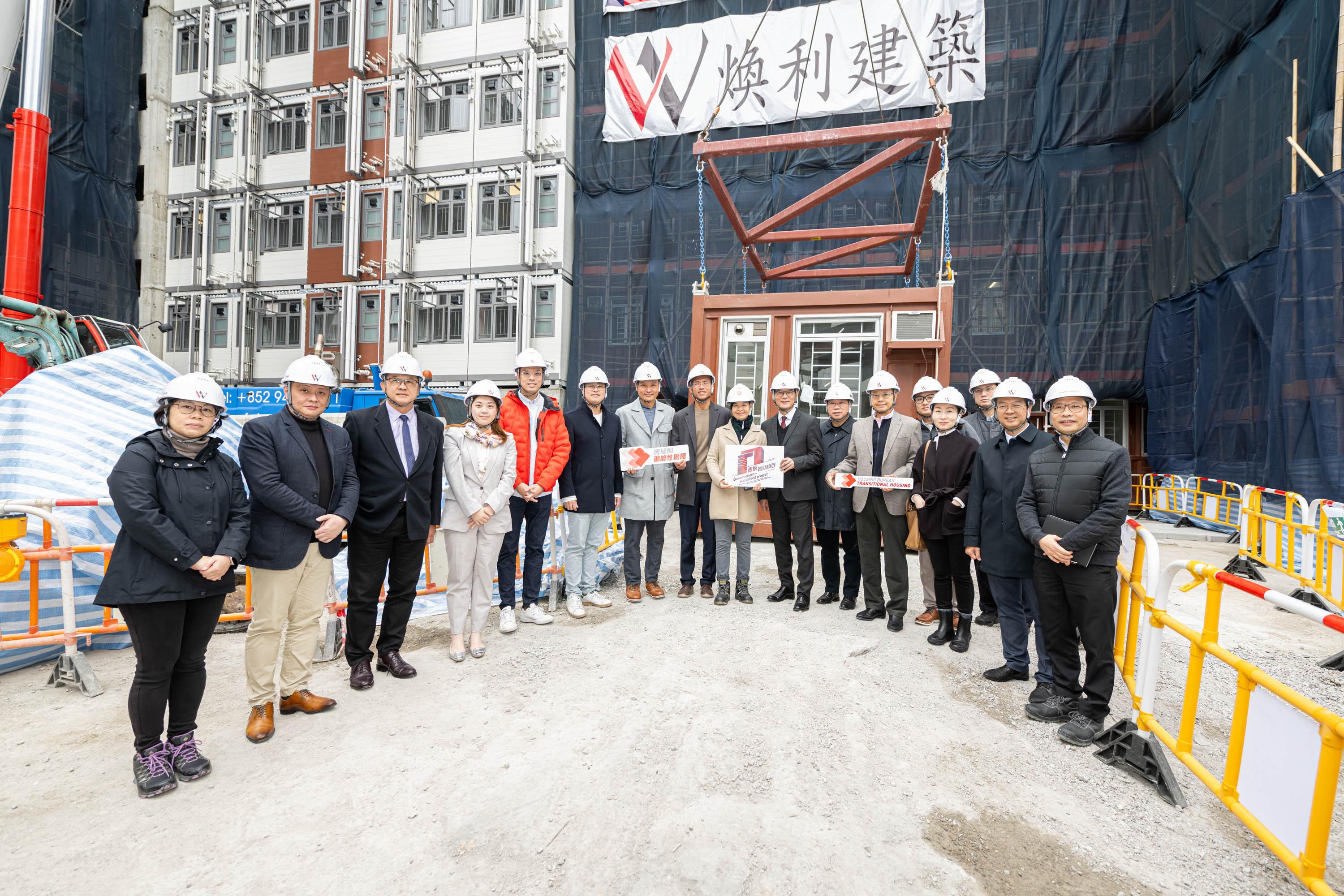 The Legislative Council (LegCo) Public Works Subcommittee visited the Choi Hing Road transitional housing project in Ngau Tau Kok today (January 29). Photo shows the Chairman of the Public Works Subcommittee, Mr Tony Tse (10th left); the Secretary for Housing, Ms Winnie Ho (ninth left); the Chairman of the Lok Sin Tong Benevolent Society, Kowloon, Mr Lee Shing-kan (eighth left); other LegCo Members, and other representatives of the Government at the project construction site.
