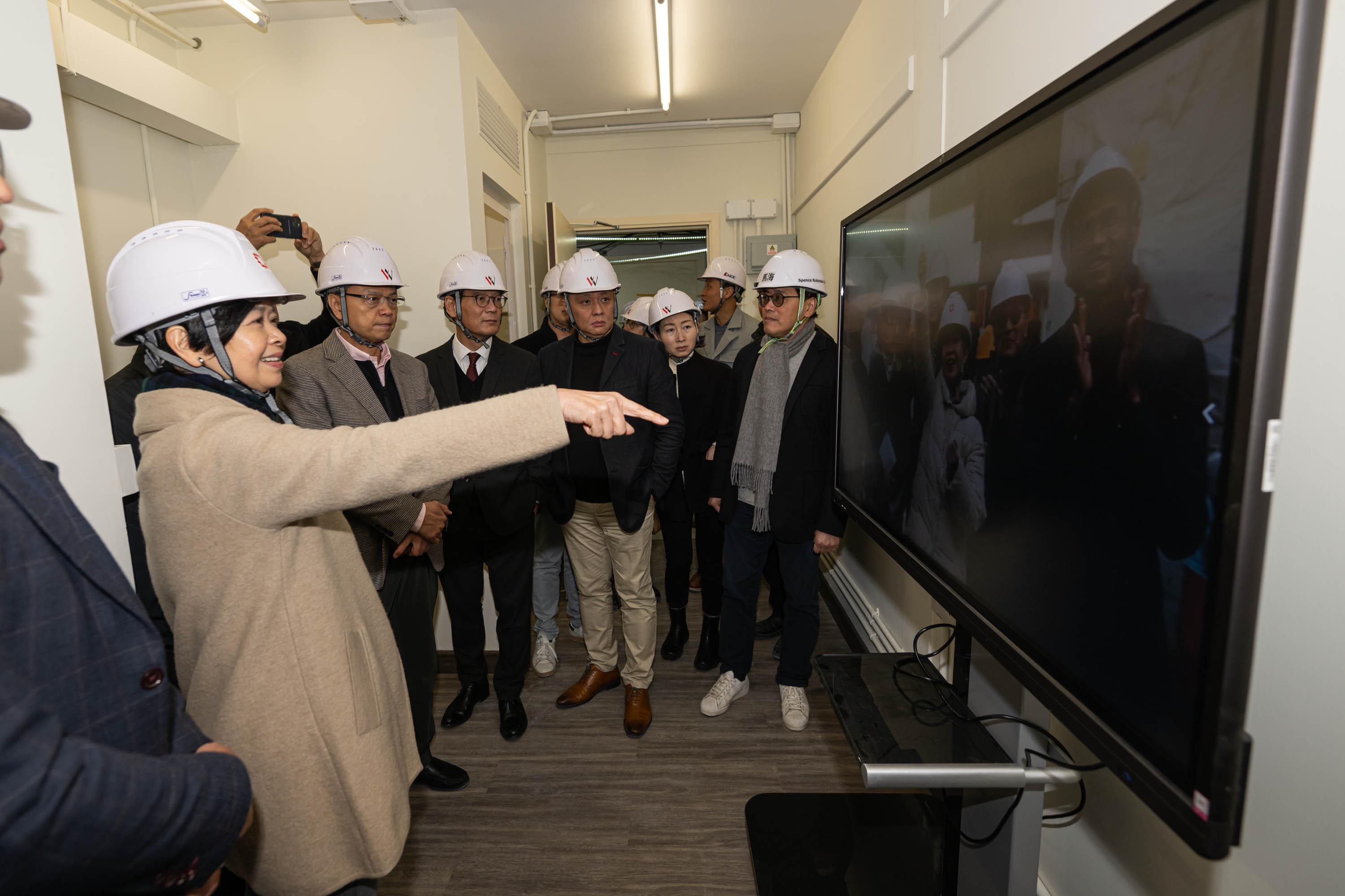 The Legislative Council (LegCo) Public Works Subcommittee visited the Choi Hing Road transitional housing project in Ngau Tau Kok today (January 29). Photo shows LegCo Members touring a reused MiC mock-up unit.
