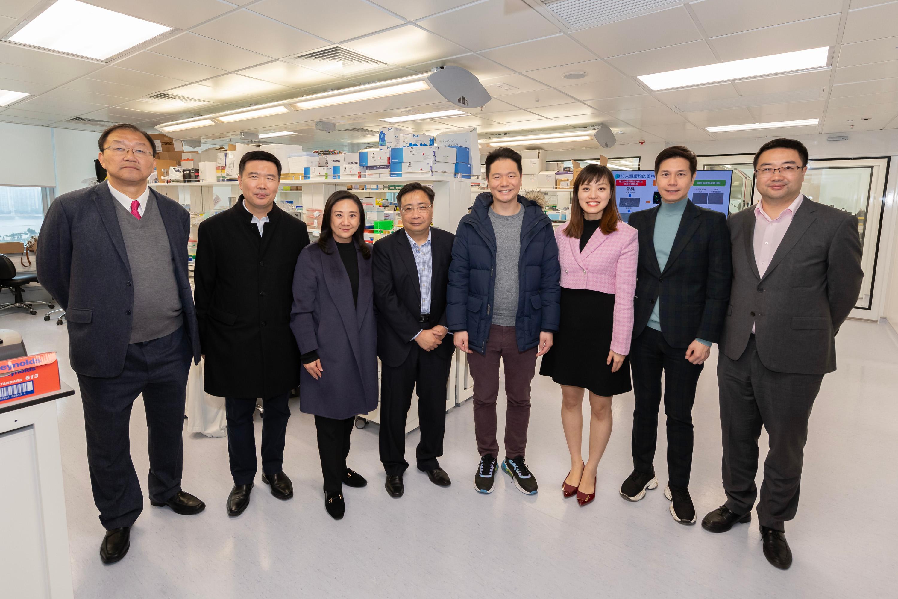 The Legislative Council Subcommittee on Matters Relating to the Promotion of New Industrialization visited the InnoHK Research Clusters today (January 29). Photo shows the Deputy Chairman of the Subcommittee, Mr Holden Chow (fourth right), other LegCo Members, the Under Secretary for Innovation, Technology and Industry, Ms Lillian Cheong (third right) and the Commissioner for Innovation and Technology, Mr Ivan Lee (fifth right), posing for a group photo in one of the research laboratories at Hong Kong Science Park.