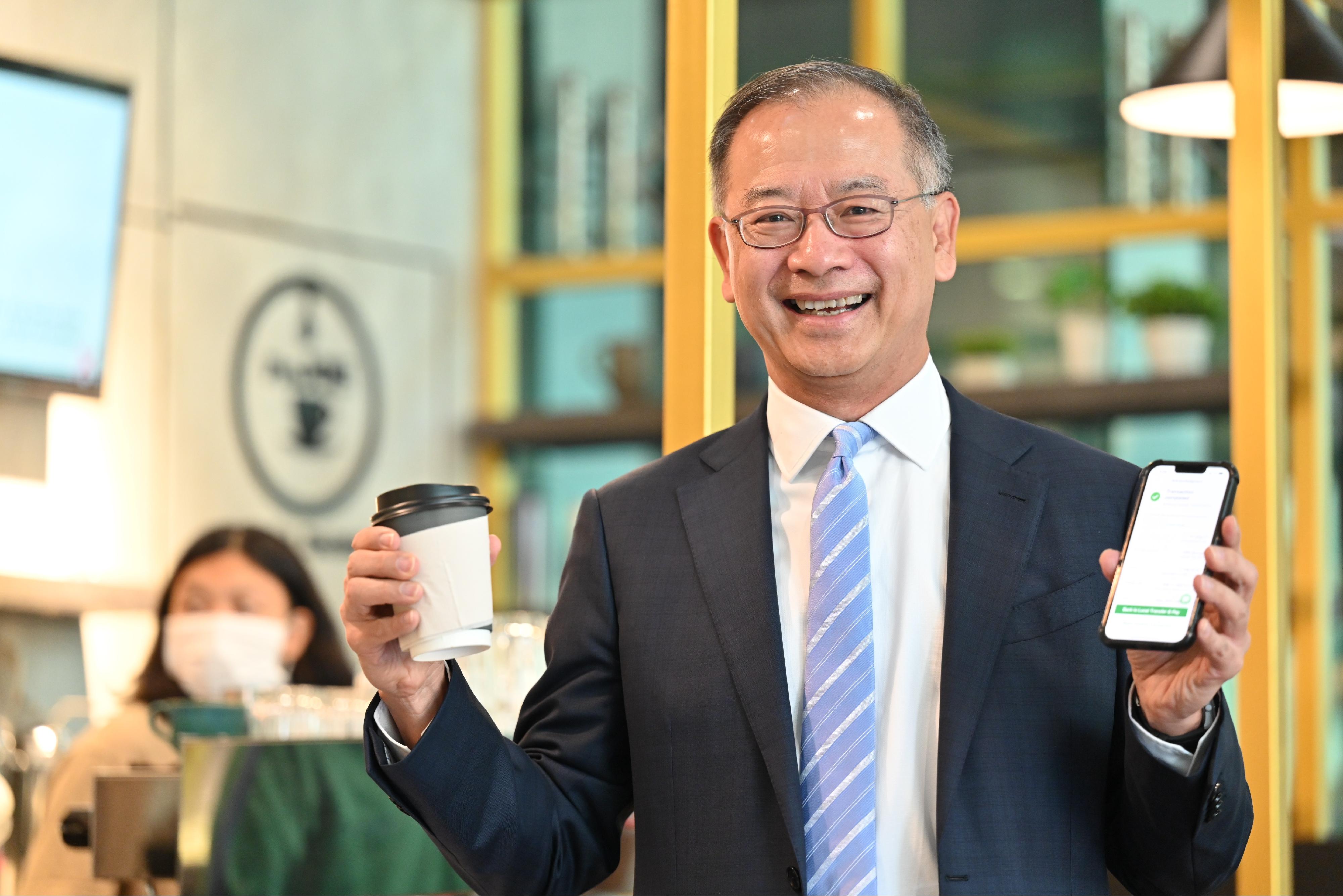 香港金融管理局總裁余偉文在曼谷一家咖啡廳使用了轉數快 x PromptPay跨境二維碼支付互聯。
