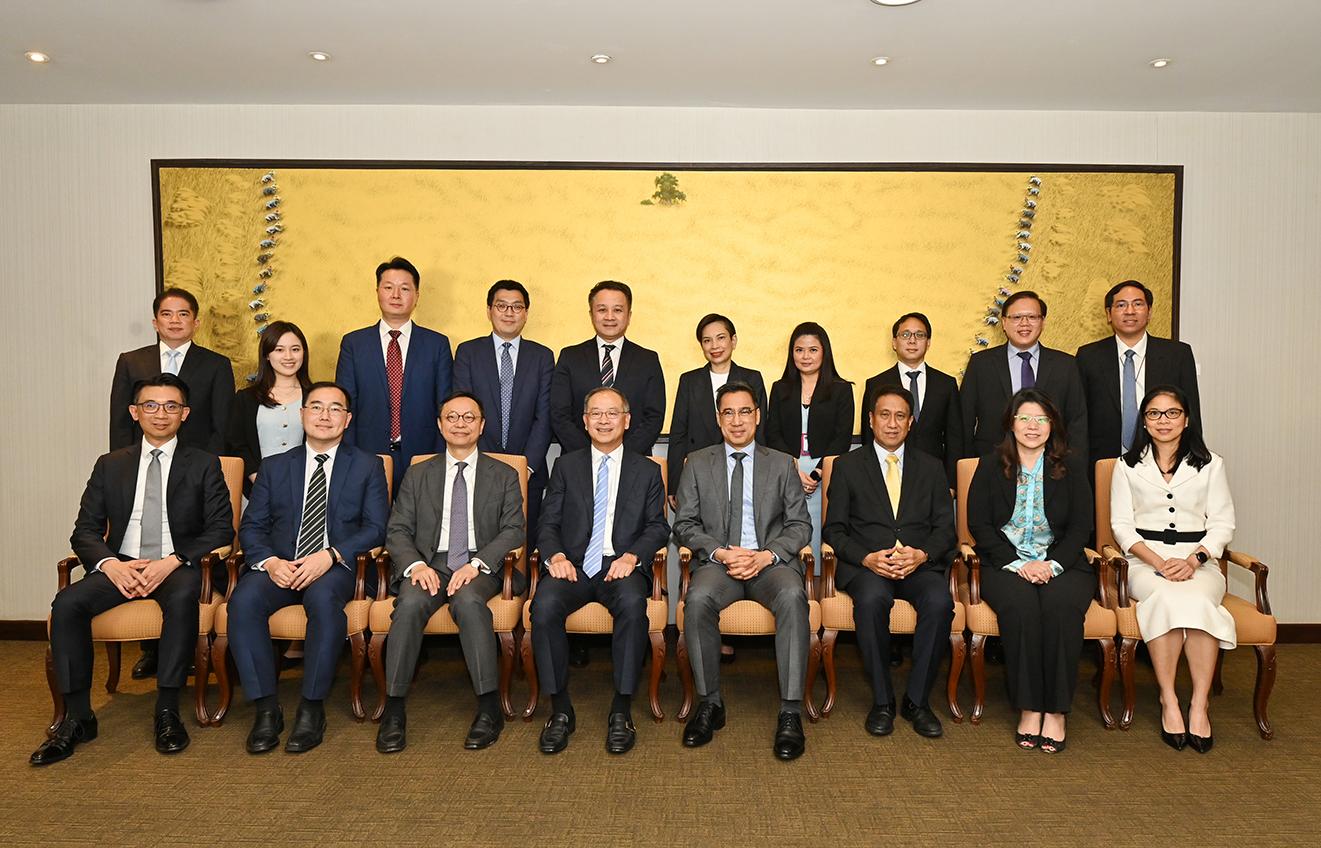 香港金融管理局總裁余偉文（前排左四）、泰國中央銀行行長Sethaput Suthiwartnarueput博士（前排右四），以及雙方的代表在一月二十九日舉行雙邊會議，加強兩地在金融業的合作。