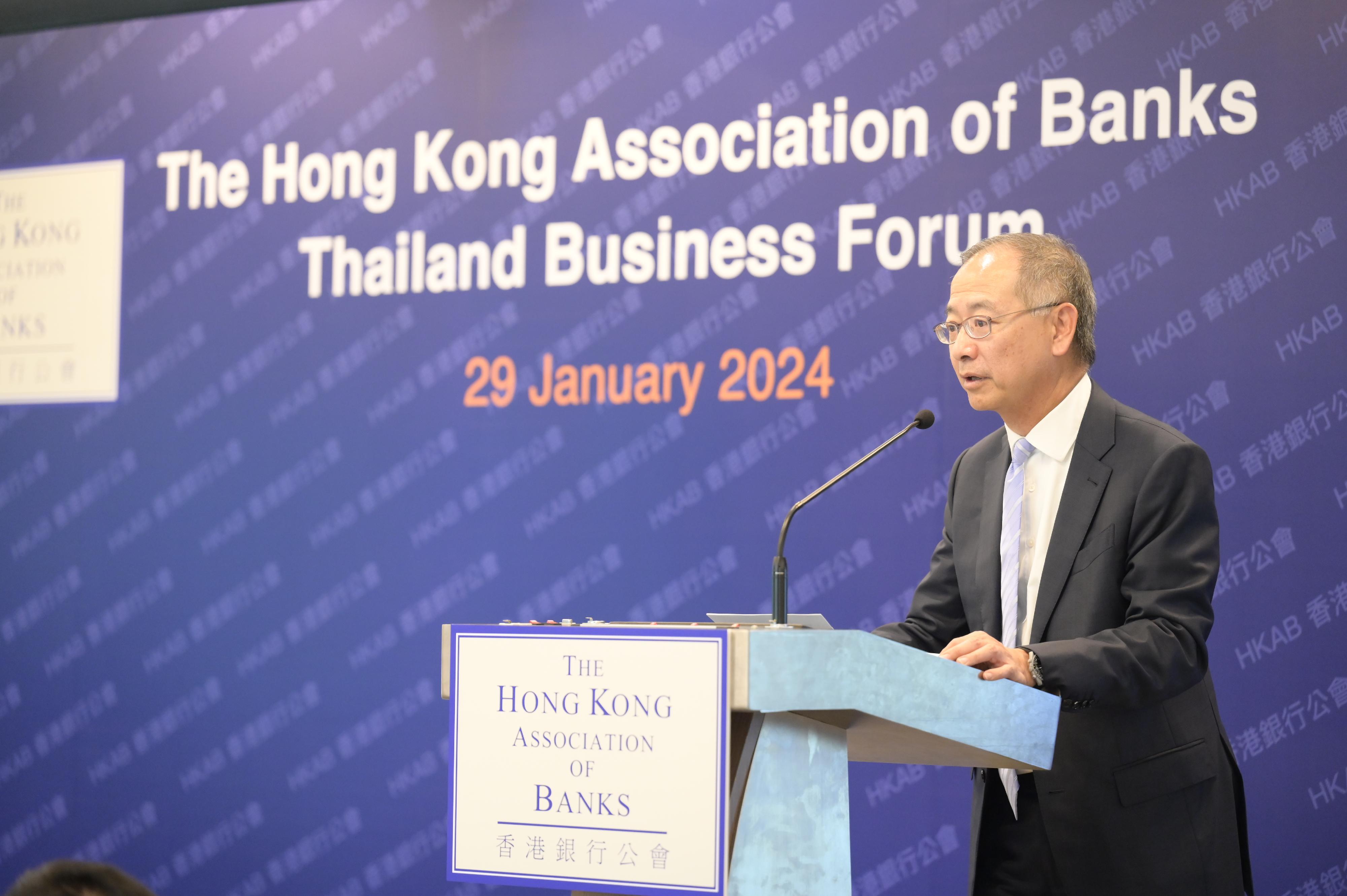 香港金融管理局总裁余伟文一月二十九日在曼谷的泰国商务论坛上发表主题演讲。