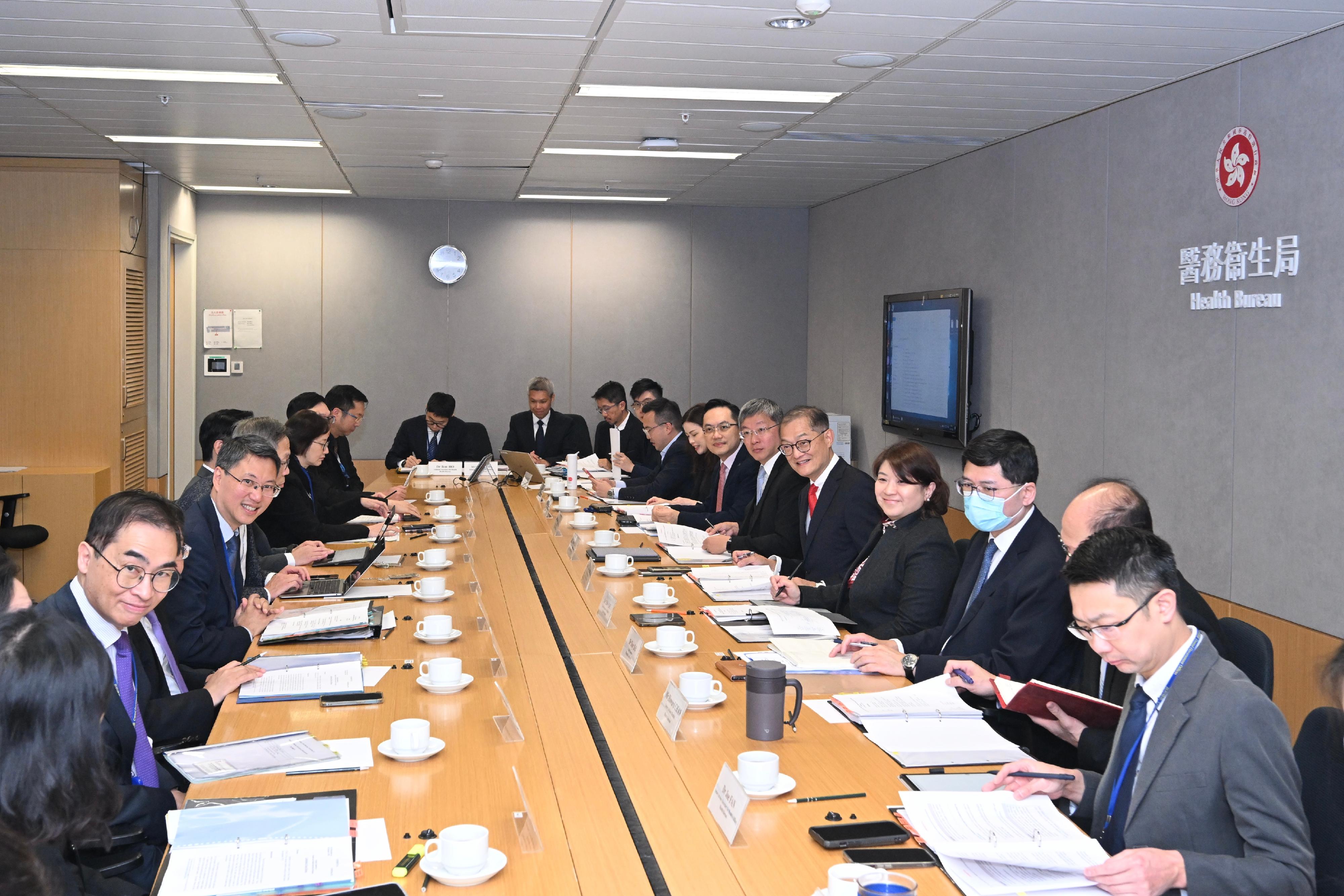 The Secretary for Health, Professor Lo Chung-mau (fifth right), chairs the first meeting of the Steering Committee on Health and Medical Innovation Development today (January 30).