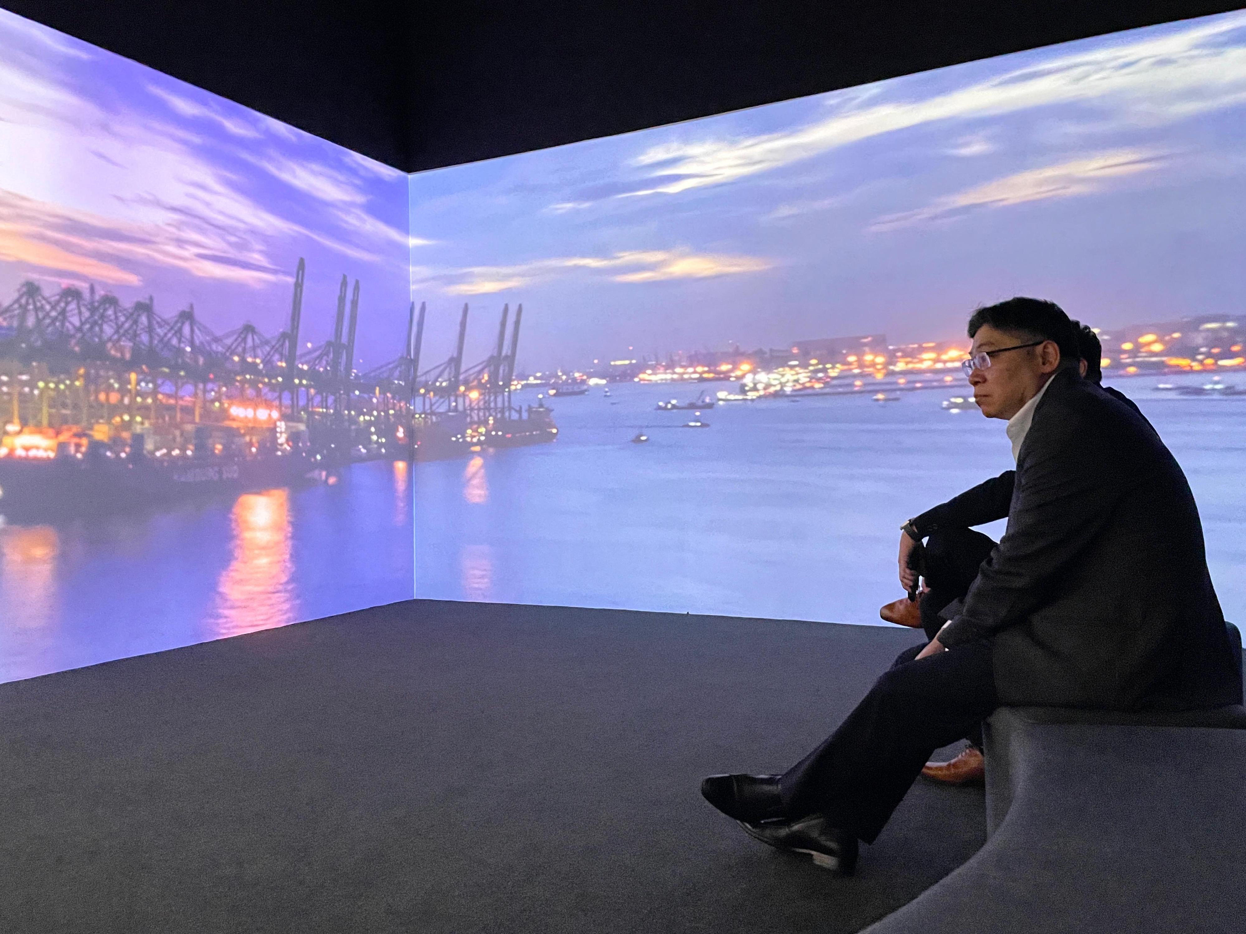 The Secretary for Transport and Logistics, Mr Lam Sai-hung, began his visit programme to Singapore today (January 30). Photo shows Mr Lam visiting an exhibition on the Tuas Port.
