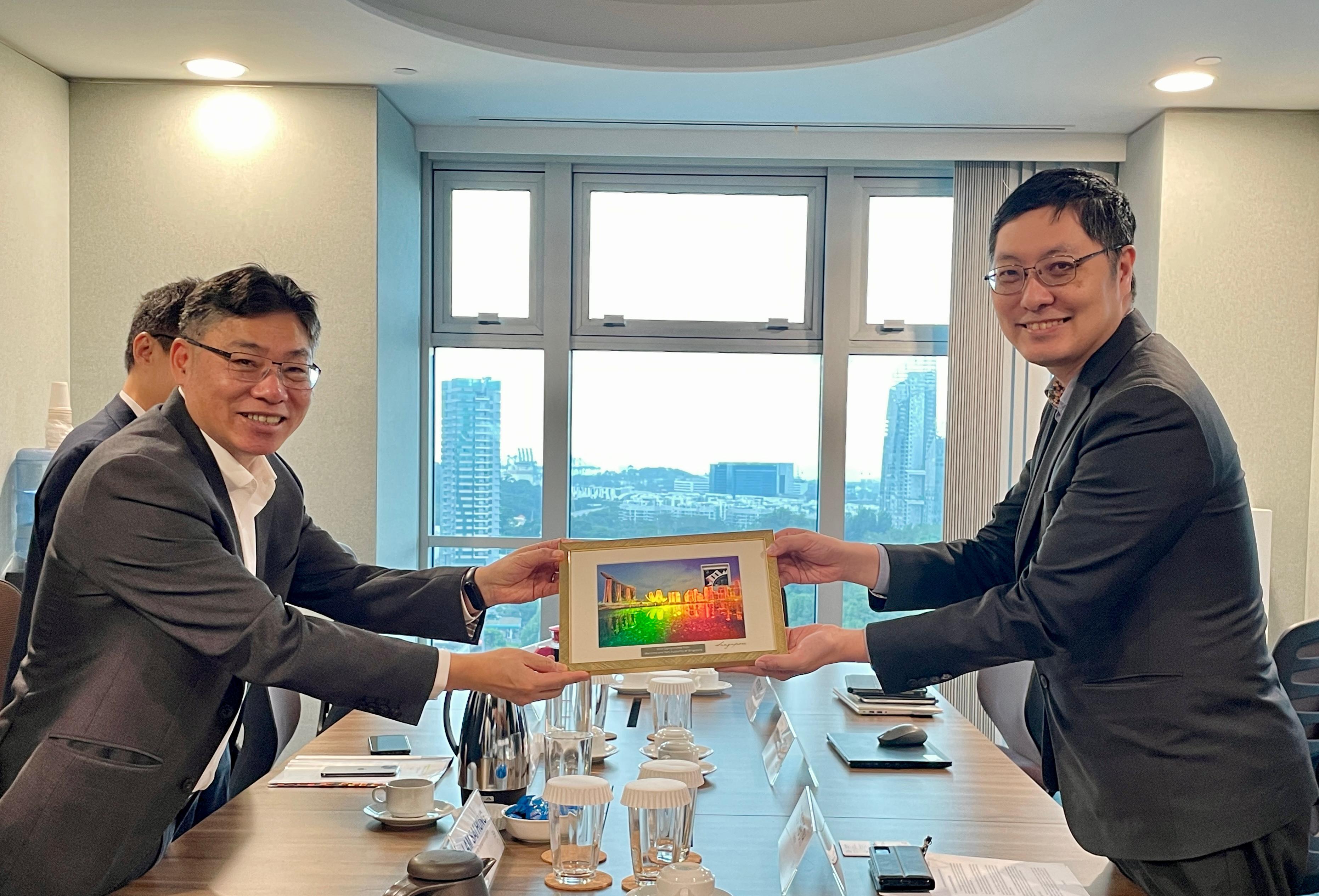 The Secretary for Transport and Logistics, Mr Lam Sai-hung, began his visit programme to Singapore today (January 30) and met with officials from the Maritime and Port Authority of Singapore. Photo shows Mr Lam (left) with the Chief Executive of the Maritime and Port Authority of Singapore, Mr Teo Eng Dih (right).