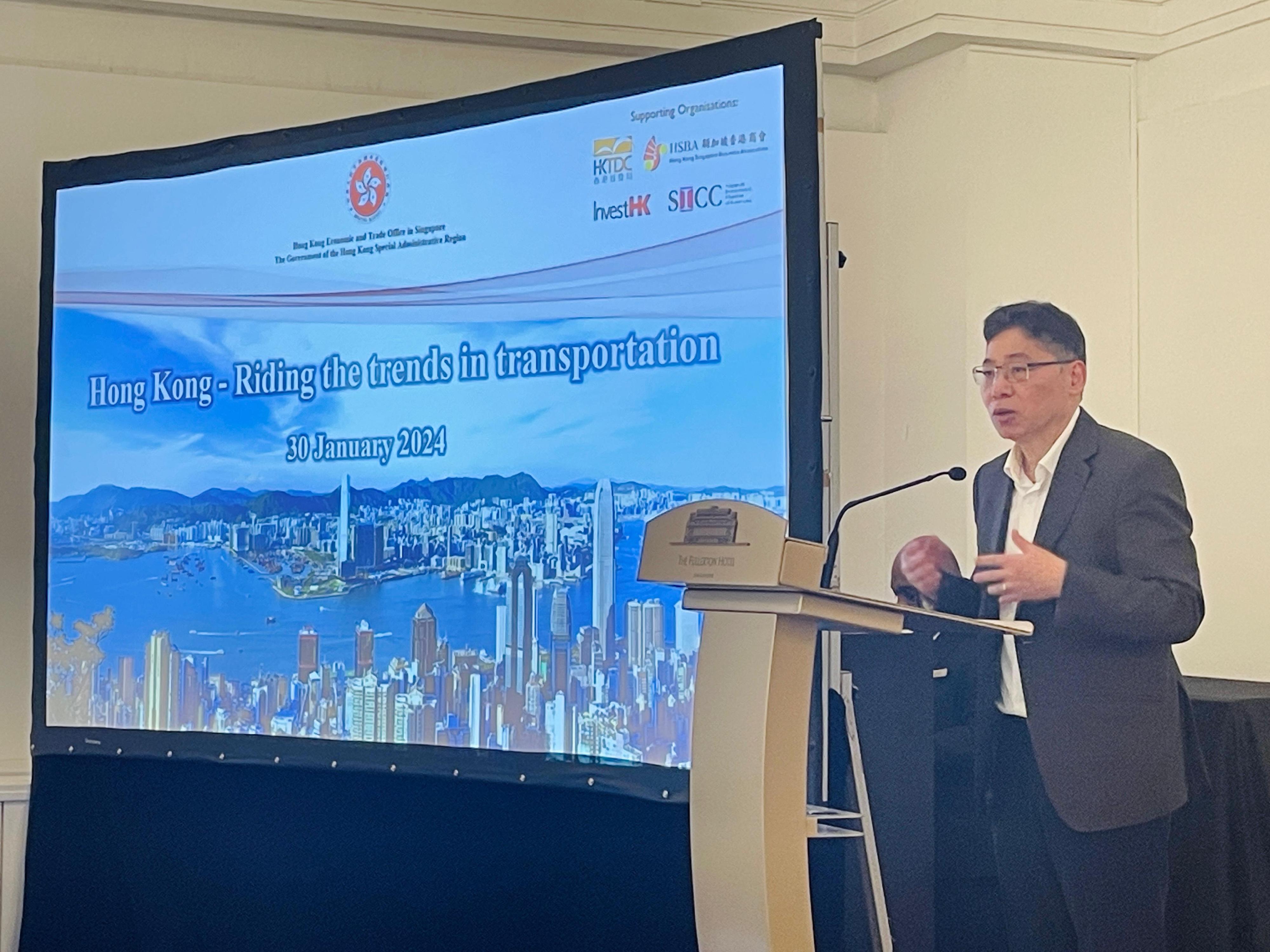 The Secretary for Transport and Logistics, Mr Lam Sai-hung, began his visit programme to Singapore today (January 30). Photo shows Mr Lam sharing with local trade representatives at a luncheon his views on the developments in transport and logistics, while promoting Hong Kong's strengths and business opportunities.