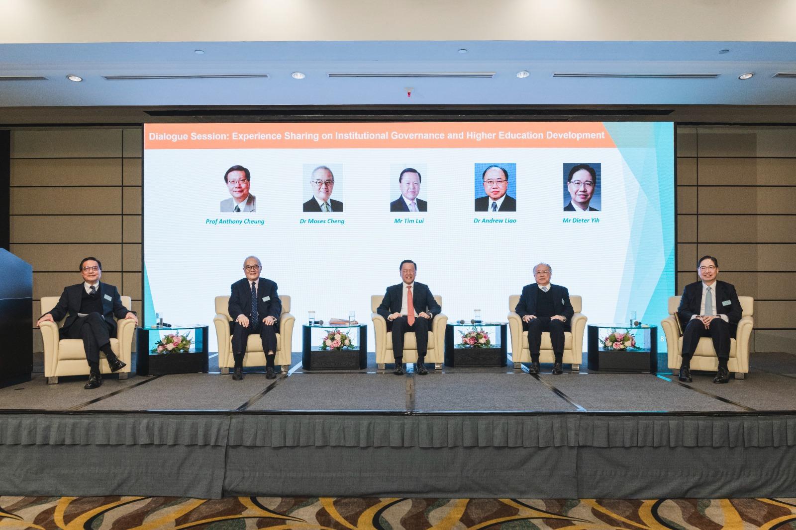 The Chairman of the University Grants Committee (UGC), Mr Tim Lui (centre); Executive Council member Dr Moses Cheng (second left); the Chairman of the Court of the Hong Kong University of Science and Technology, Dr Andrew Liao (second right); former President of the Hong Kong Institute of Education Professor Anthony Cheung (first left); and UGC member and former Deputy Chairman of the Council of the Education University of Hong Kong, Mr Dieter Yih (first right), exchanged views on the development of higher education in Hong Kong at the University Leadership Forum today (January 30).