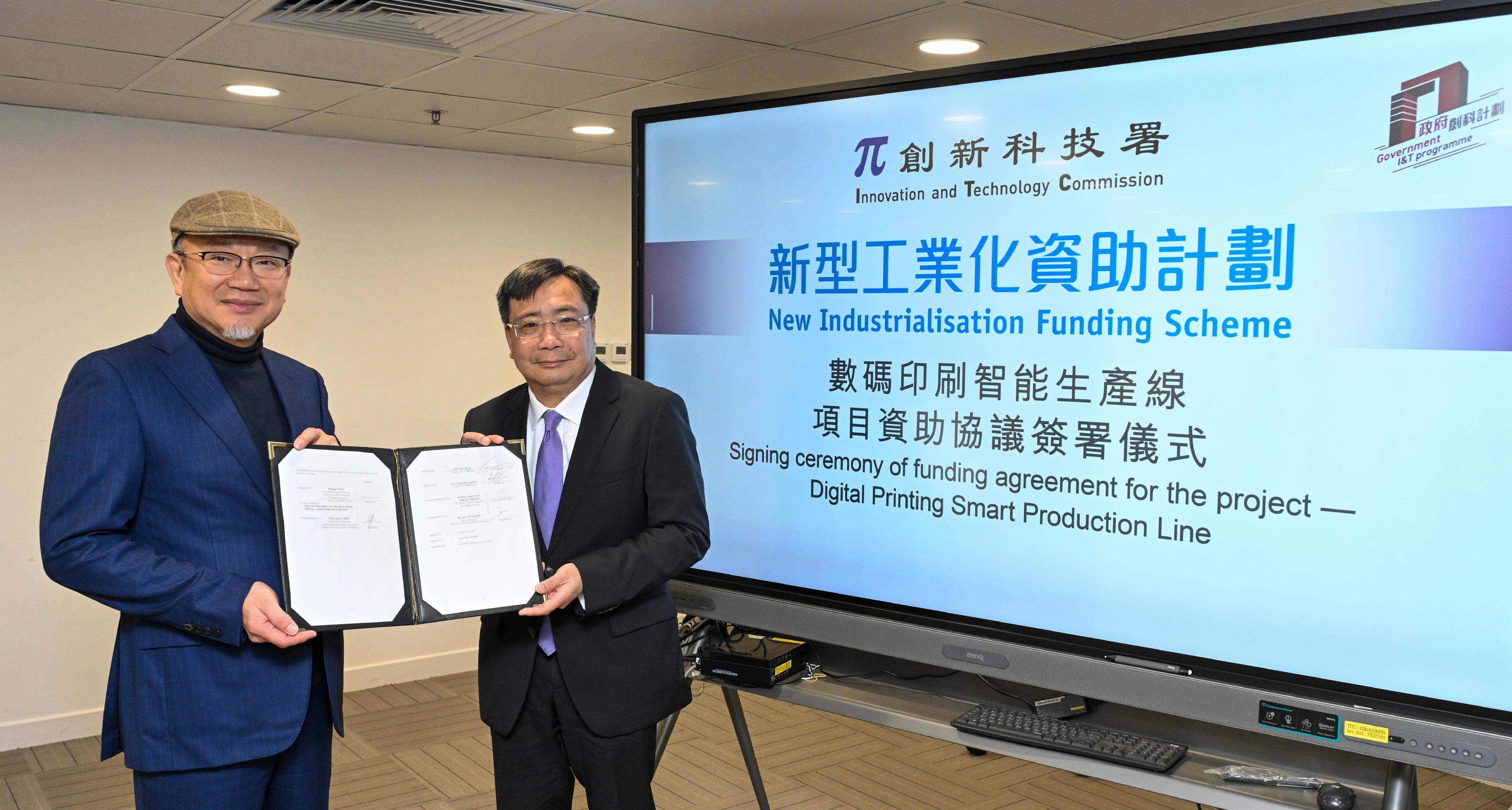 The New Industrialisation Funding Scheme has approved funding for a project by People Printing Press Limited to set up a smart production line for digital printing. Photo shows the Commissioner for Innovation and Technology, Mr Ivan Lee (right), and the Director of People Printing Press Limited, Mr Liu Wai-hung (left), attending the signing ceremony of the funding agreement today (January 30).
