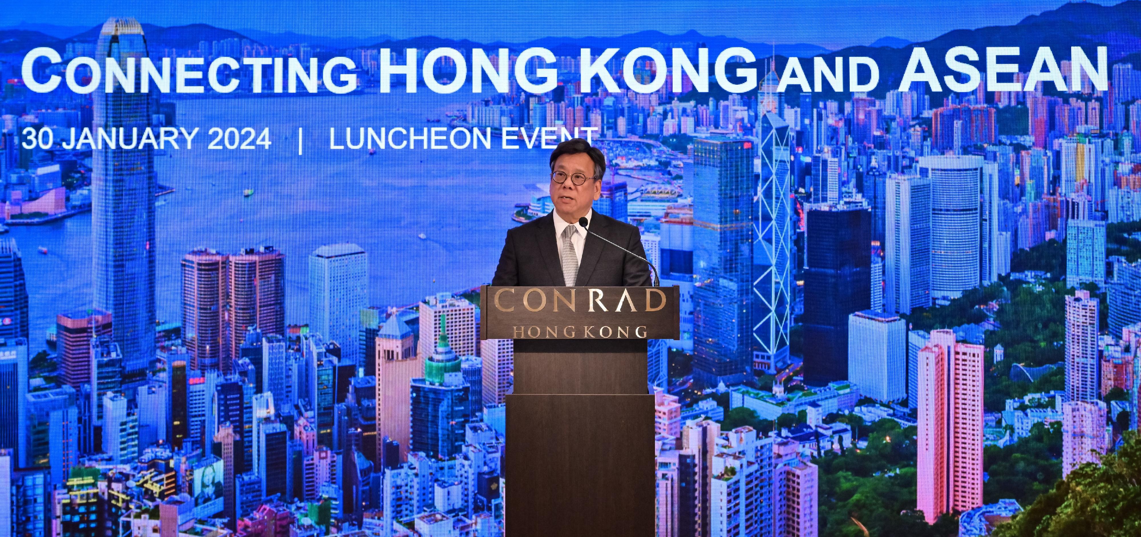 The Secretary for Commerce and Economic Development, Mr Algernon Yau, today (January 30) attended the "Connecting Hong Kong and ASEAN" Luncheon co-organised by the Trade and Industry Department and Invest Hong Kong for some 120 representatives of consulates, local and foreign chambers of commerce, professional bodies and the business community to update them on the Government's work on strengthening connection with the Association of Southeast Asian Nations. Photo shows Mr Yau speaking at the luncheon.
