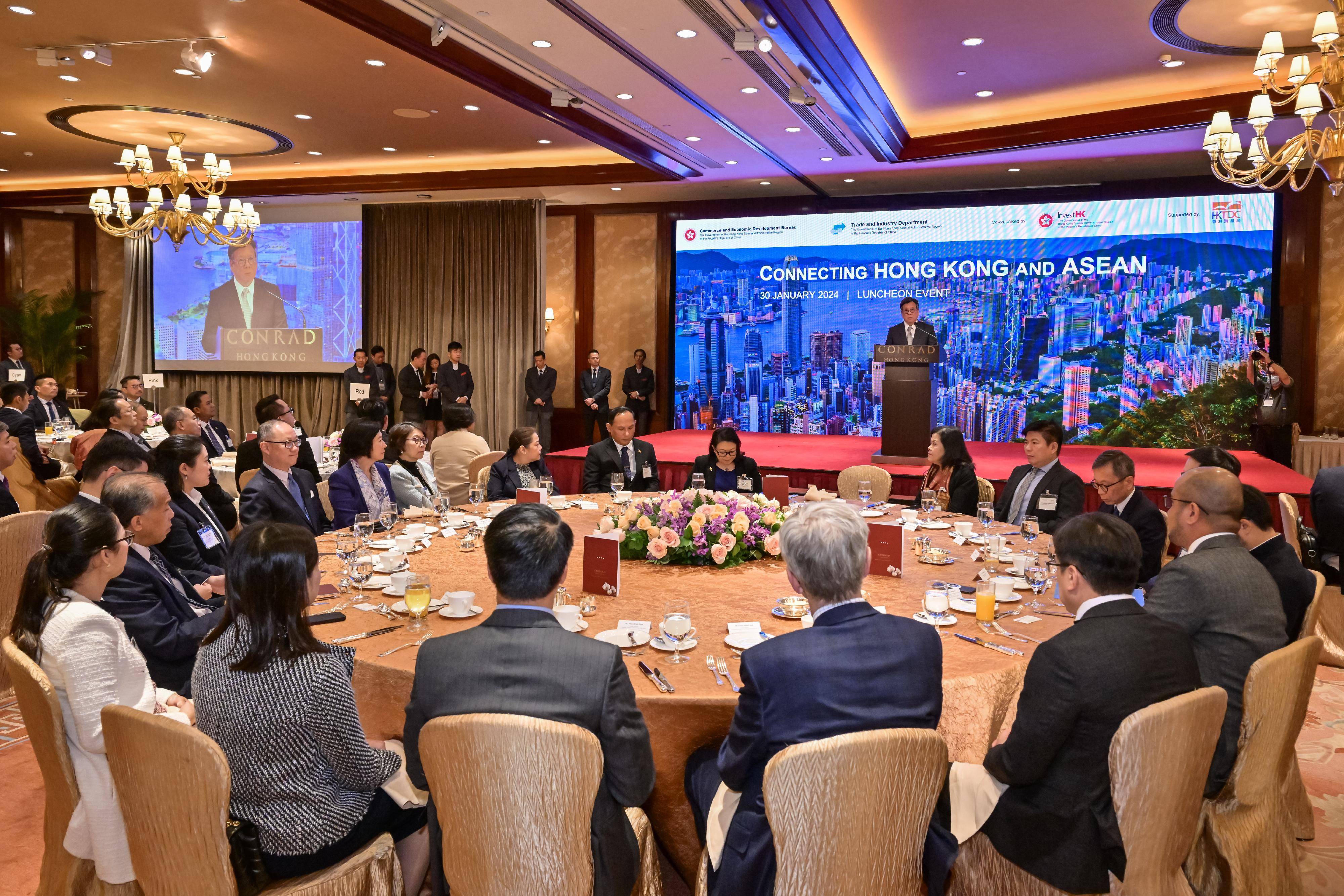 The Secretary for Commerce and Economic Development, Mr Algernon Yau, today (January 30) attended the "Connecting Hong Kong and ASEAN" Luncheon co-organised by the Trade and Industry Department and Invest Hong Kong for some 120 representatives of consulates, local and foreign chambers of commerce, professional bodies and the business community to update them on the Government's work on strengthening connection with the Association of Southeast Asian Nations.