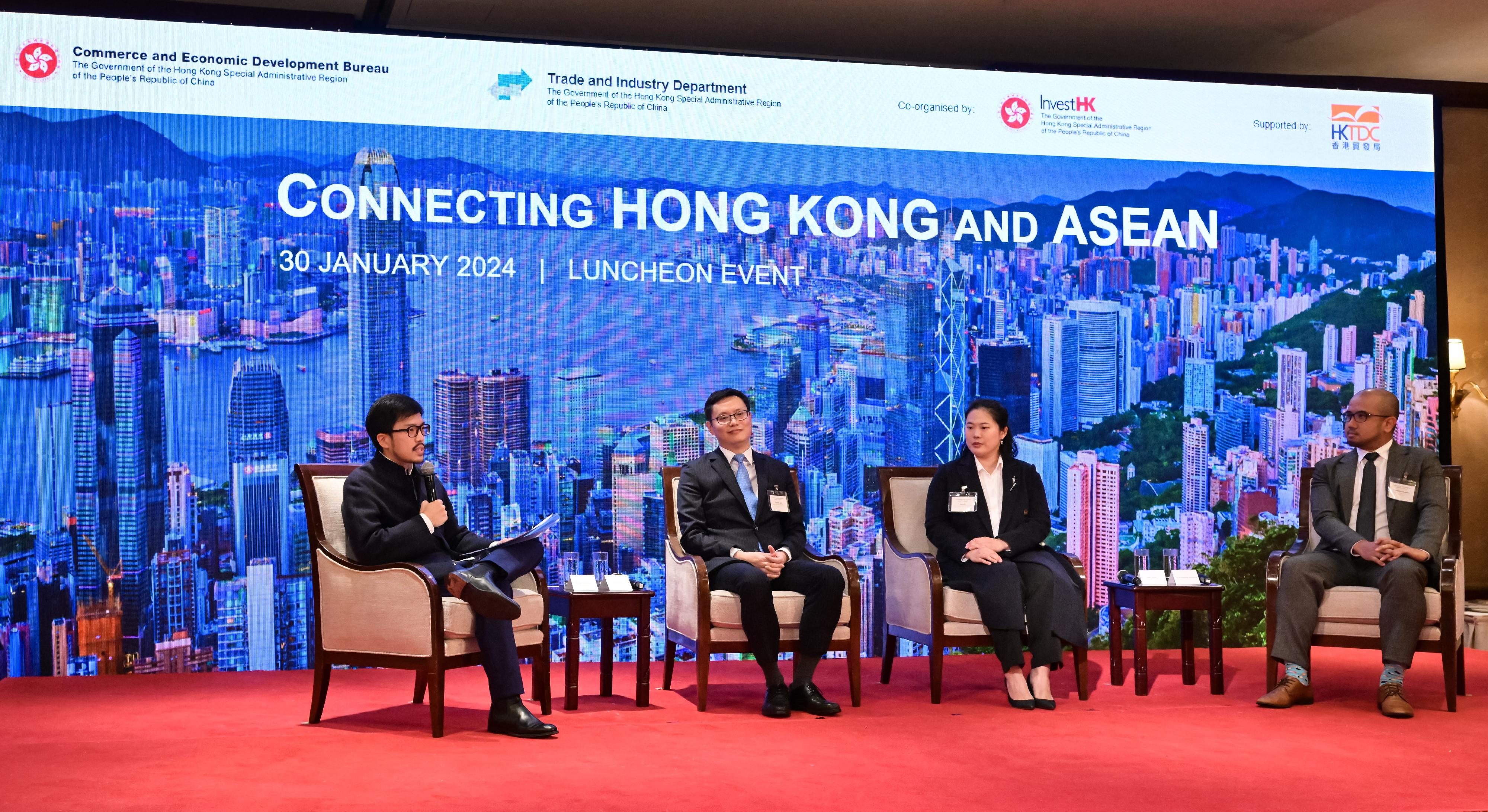 The Trade and Industry Department and Invest Hong Kong today (January 30) co-organised the "Connecting Hong Kong and ASEAN" Luncheon for some 120 representatives of consulates, local and foreign chambers of commerce, professional bodies and the business community to update them on the Government's work on strengthening connection with the Association of Southeast Asian Nations. Photo shows the Commissioner for Belt and Road, Mr Nicholas Ho (first left), moderating the panel discussion at the luncheon and exchanging views with Deputy Executive Director of the Hong Kong Trade Development Council Dr Patrick Lau (second left); the Founder of Yang Consulting and Craft Hong Kong, Ms Jane Li (second right); and Director III of the Intellectual Property Office of the Philippines Dr Frederick Romero (first right).