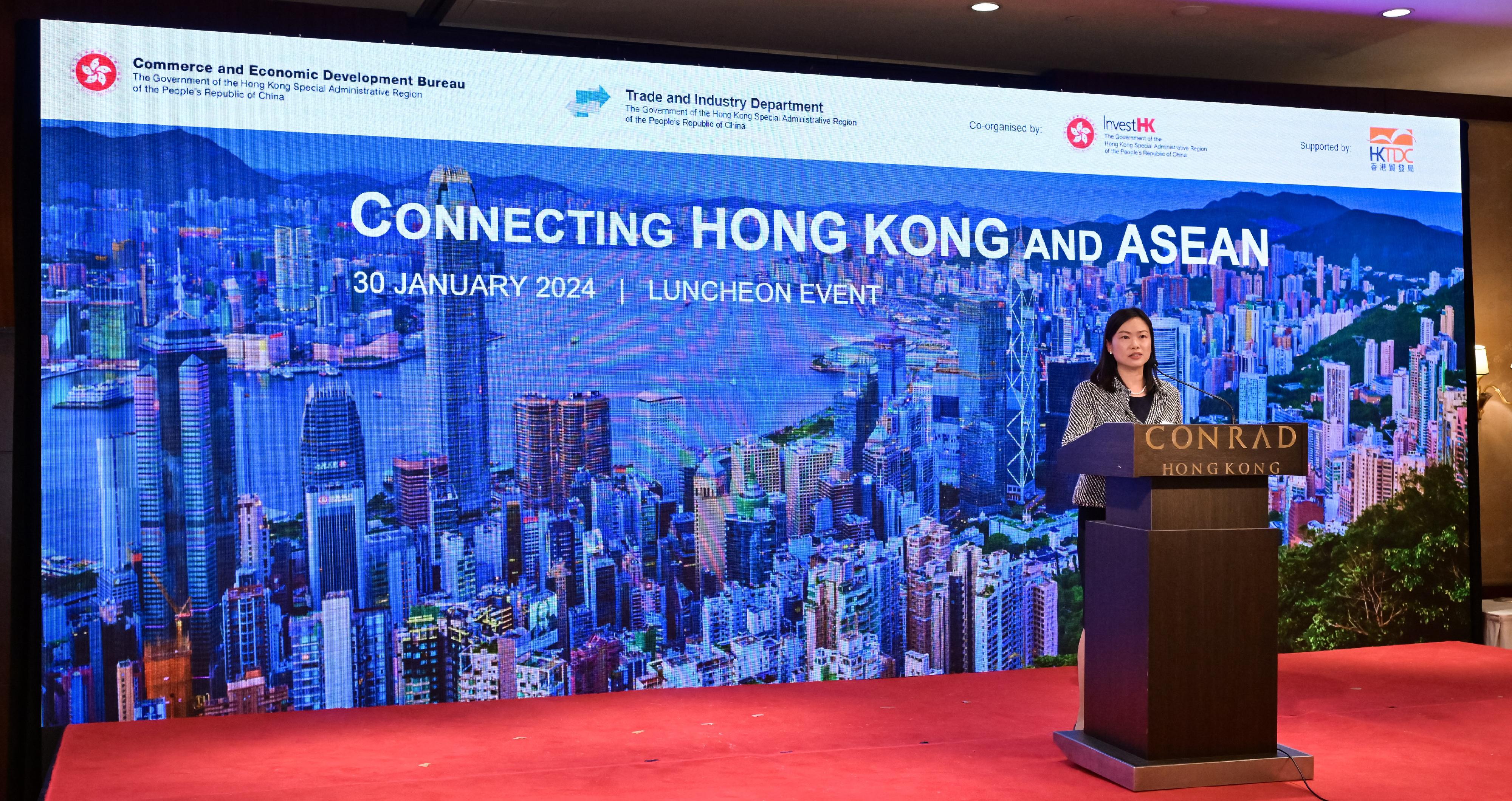 The Trade and Industry Department and Invest Hong Kong today (January 30) co-organised the "Connecting Hong Kong and ASEAN" Luncheon for some 120 representatives of consulates, local and foreign chambers of commerce, professional bodies and the business community to update them on the Government's work on strengthening connection with the Association of Southeast Asian Nations. Photo shows the Director-General of Trade and Industry, Ms Maggie Wong, delivering closing remarks at the luncheon.