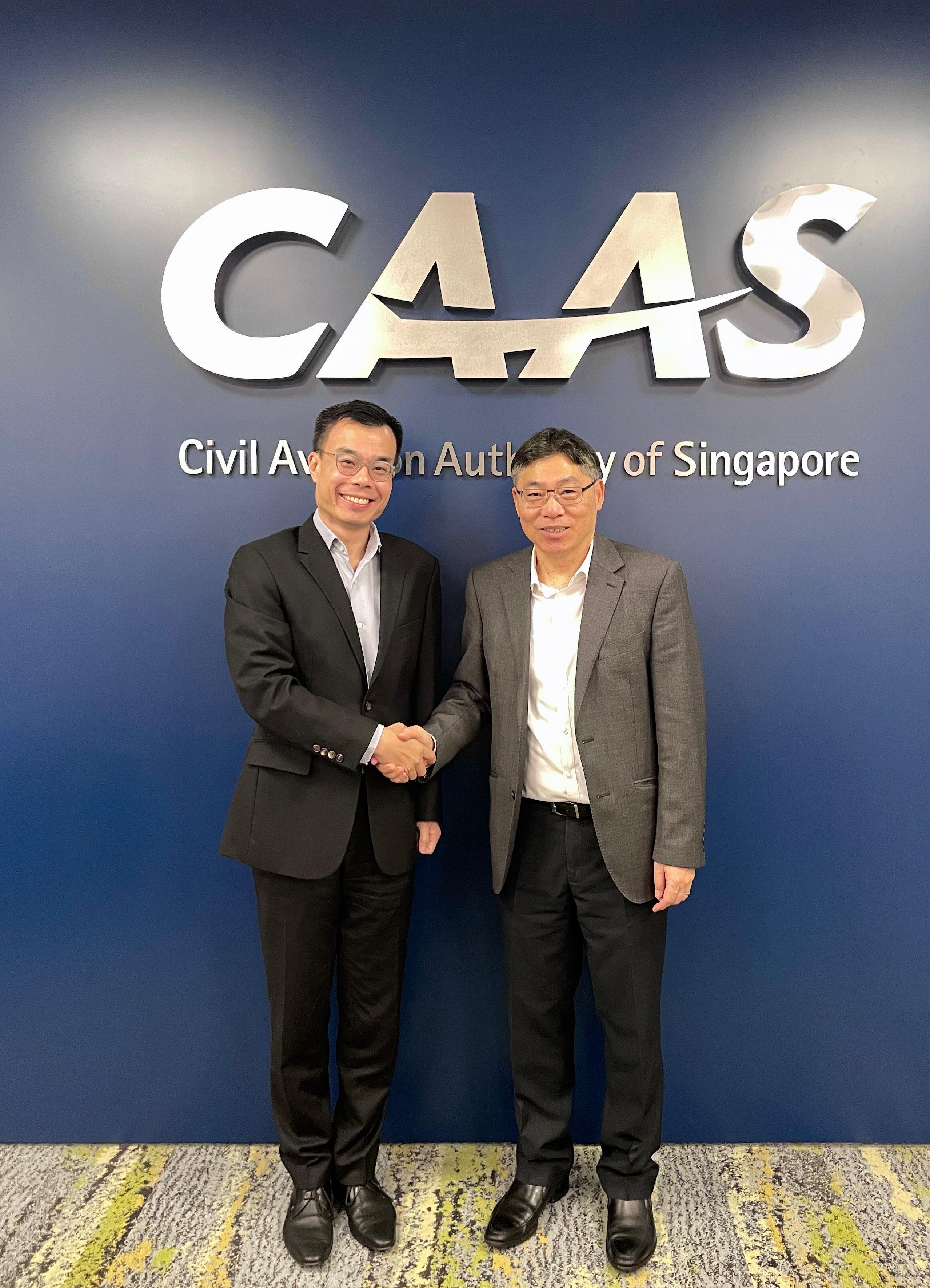 運輸及物流局局長林世雄今日（一月三十一日）繼續訪問新加坡。圖示林世雄（右）下午與新加坡民航局代表會面時與新加坡民航局局長韓國元（左）合照。
