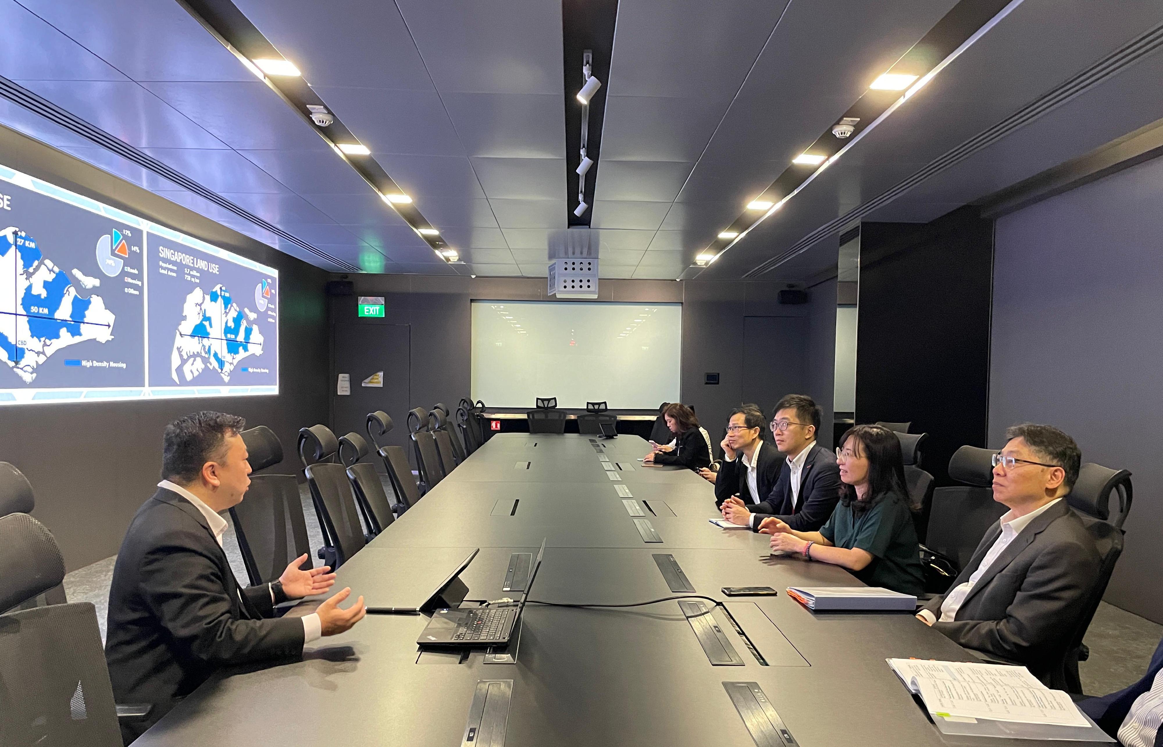 The Secretary for Transport and Logistics, Mr Lam Sai-hung, continued his visit to Singapore today (January 31). Photo shows Mr Lam (first right) paying a visit to the Intelligent Transport Systems Centre of the Land Transport Authority to understand the challenges in Singapore's urban traffic management.