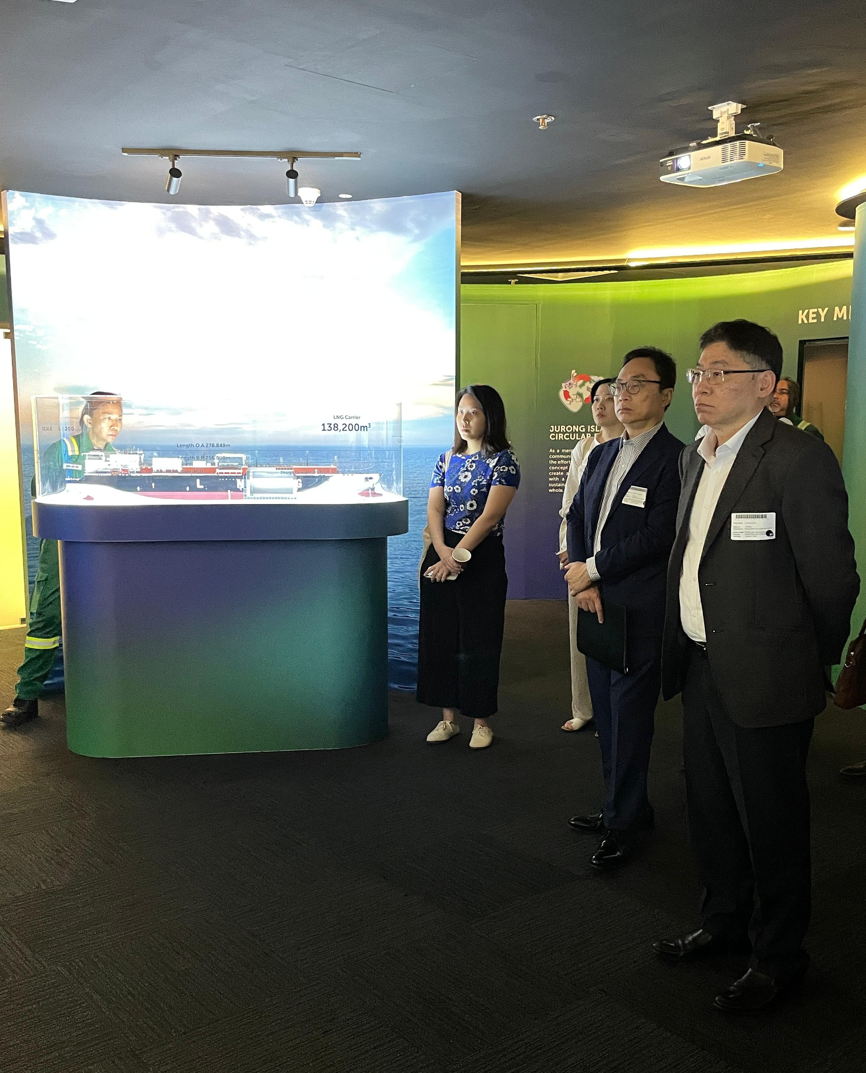 The Secretary for Transport and Logistics, Mr Lam Sai-hung, continued his visit to Singapore today (January 31). Photo shows Mr Lam (first right) visiting the Singapore Liquefied Natural Gas Terminal on Jurong Island and receiving a briefing on the use of sustainable energy there.