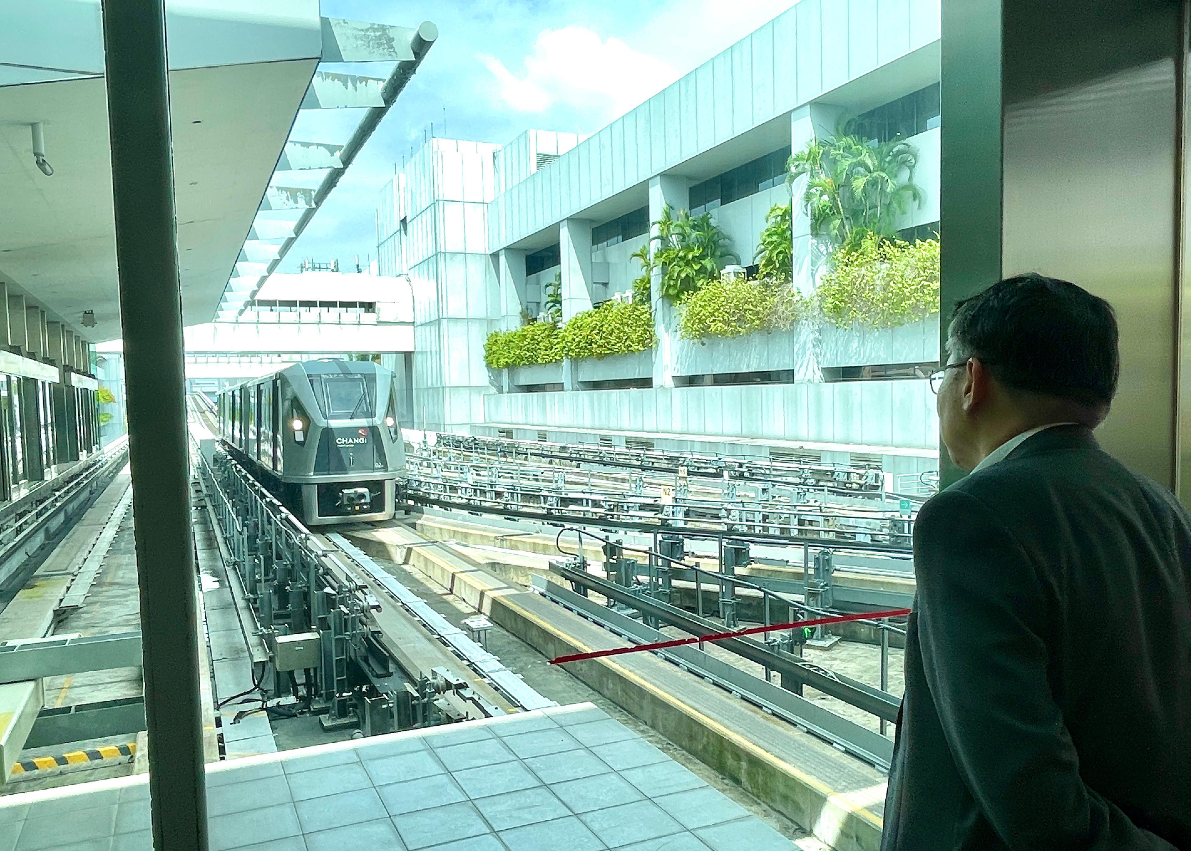 The Secretary for Transport and Logistics, Mr Lam Sai-hung, continued his visit to Singapore today (January 31). Photo shows Mr Lam inspecting the Skytrain at Changi Airport.