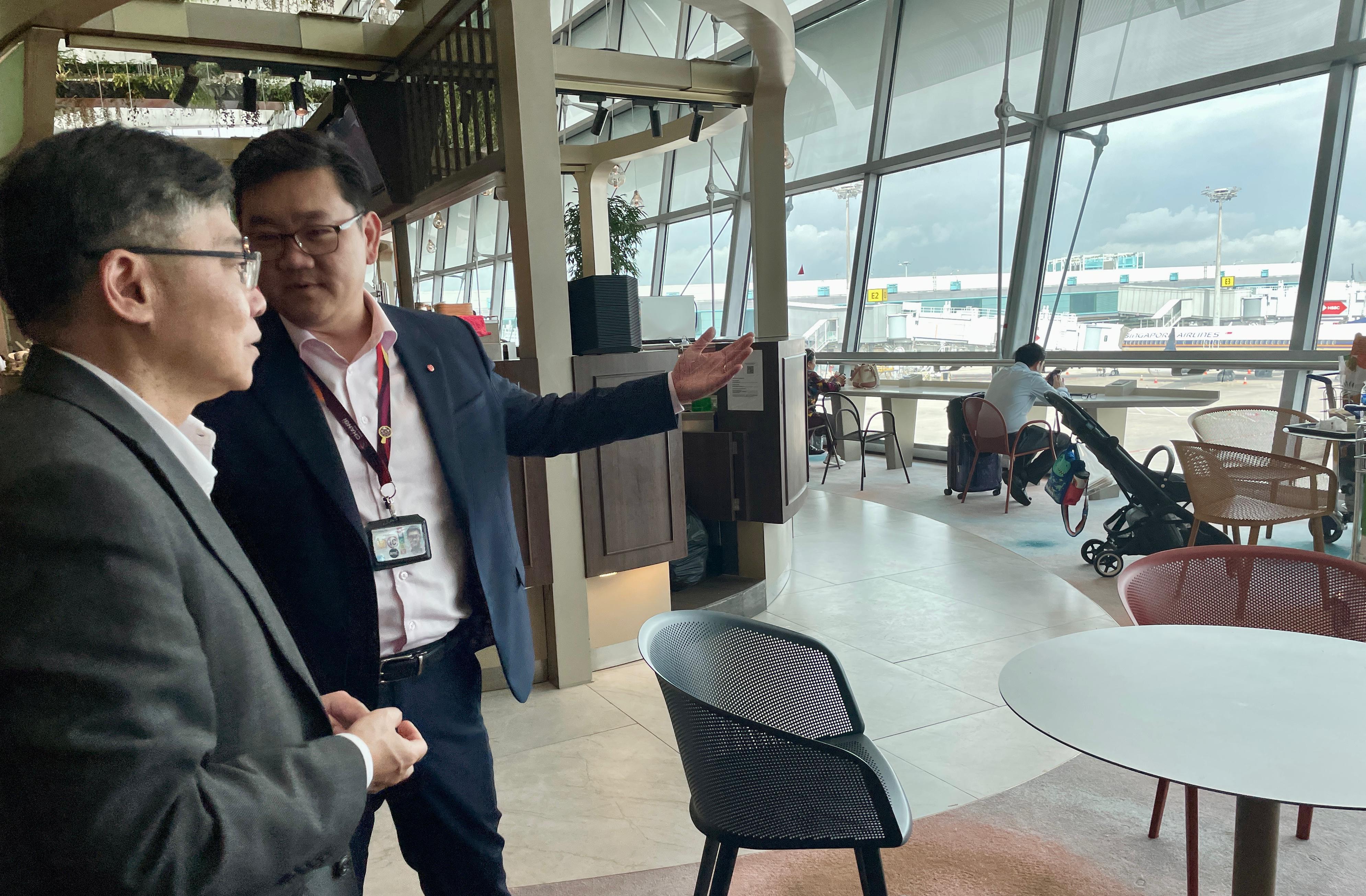 The Secretary for Transport and Logistics, Mr Lam Sai-hung, continued his visit to Singapore today (January 31).  Photo shows Mr Lam (left) receiving a briefing on Changi Airport.